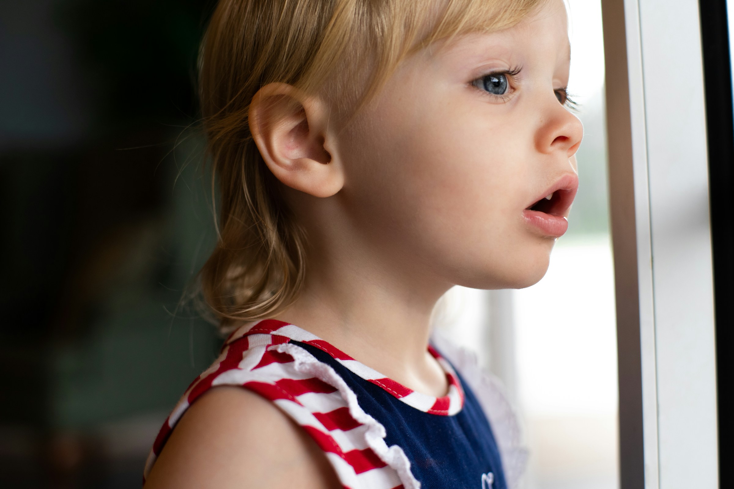 Ein kleines Mädchen in einem blau-weißen Tank-Top | Quelle: Unsplash