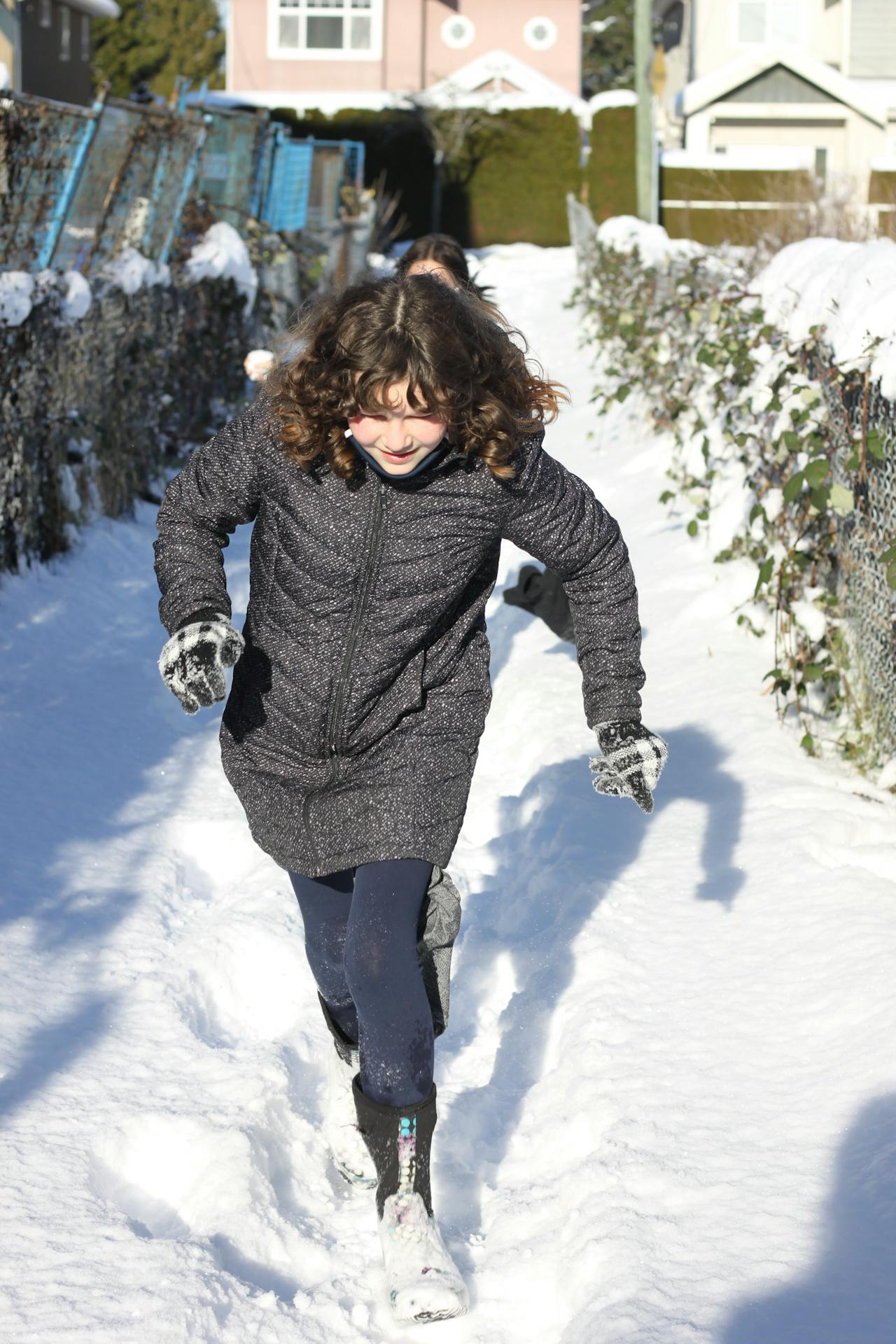 Ein Mädchen, das durch den Schnee läuft | Quelle: Pexels