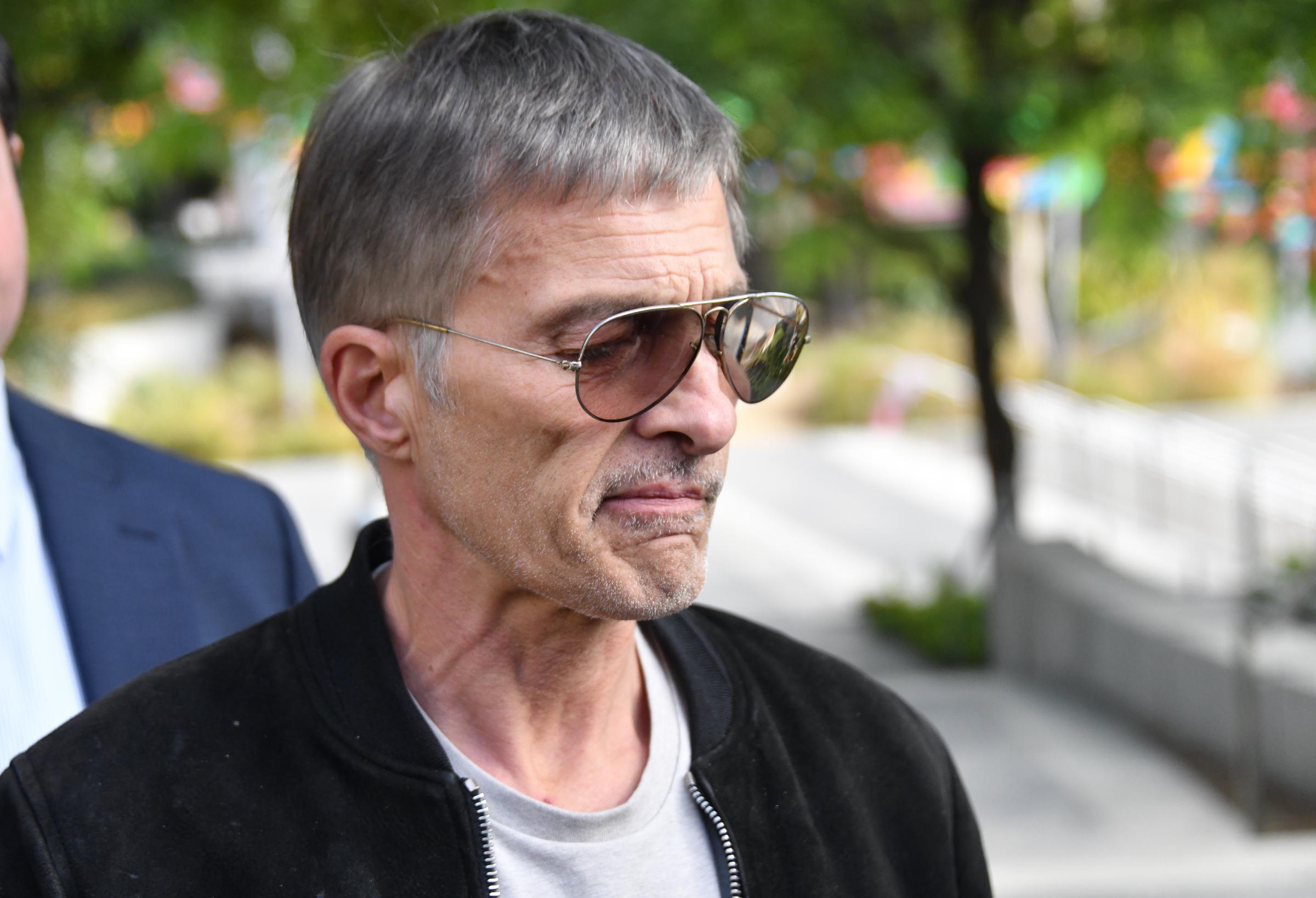 Olivier Martinez ist am 29. Oktober 2026 zusammen mit seinen Anwälten vor einem Gerichtsgebäude in Los Angeles zu sehen. Die Sorgerechtsentscheidung des Richters fiel zugunsten von Olivier aus, sodass ihm das primäre Sorgerecht für seinen Sohn Maceo zugesprochen wurde. | Quelle: Getty Images
