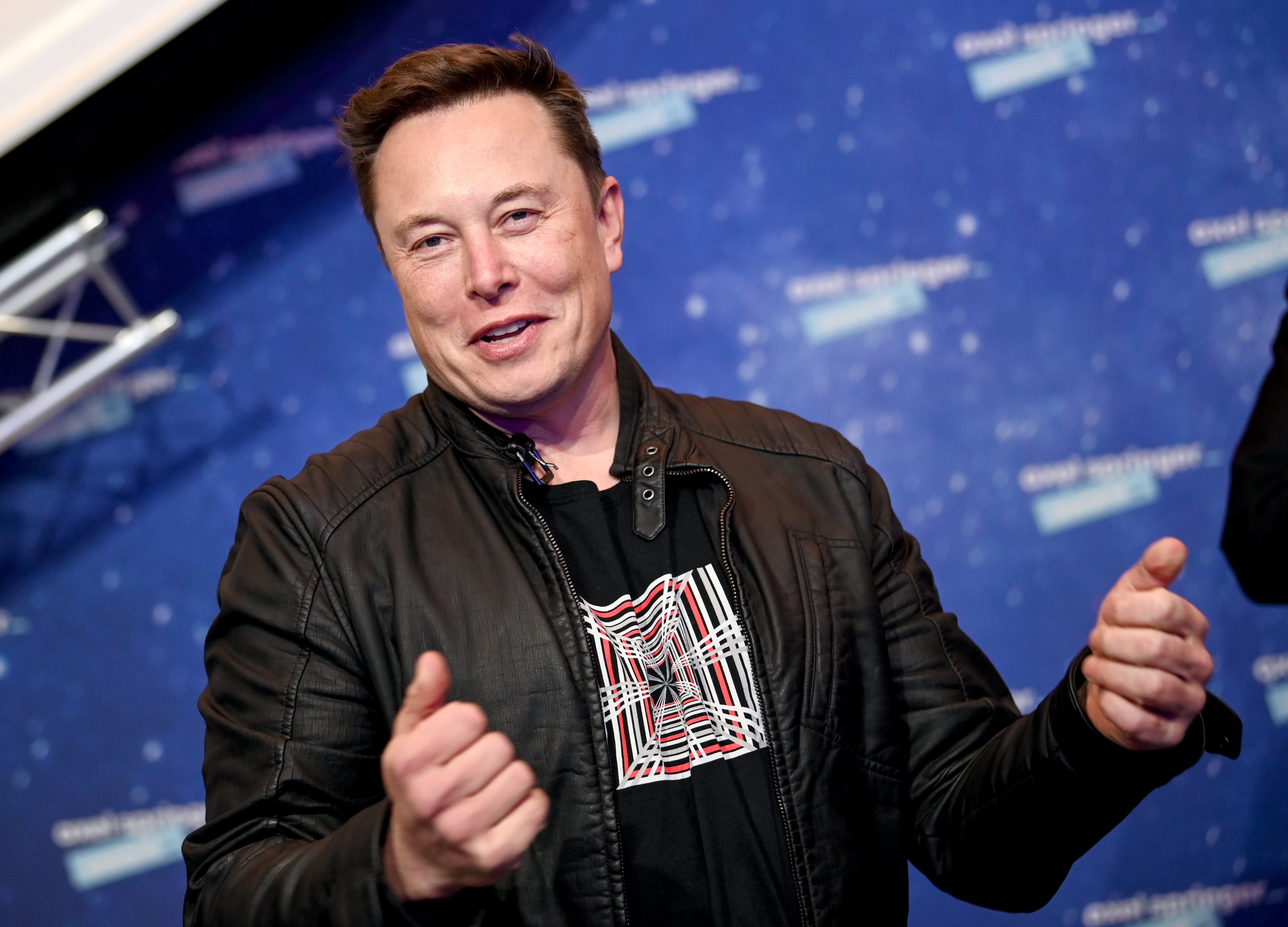 Elon Musk kommt am 1. Dezember 2020 auf dem roten Teppich zur Verleihung des Axel-Springer-Preises in Berlin, Deutschland, an: Getty Images