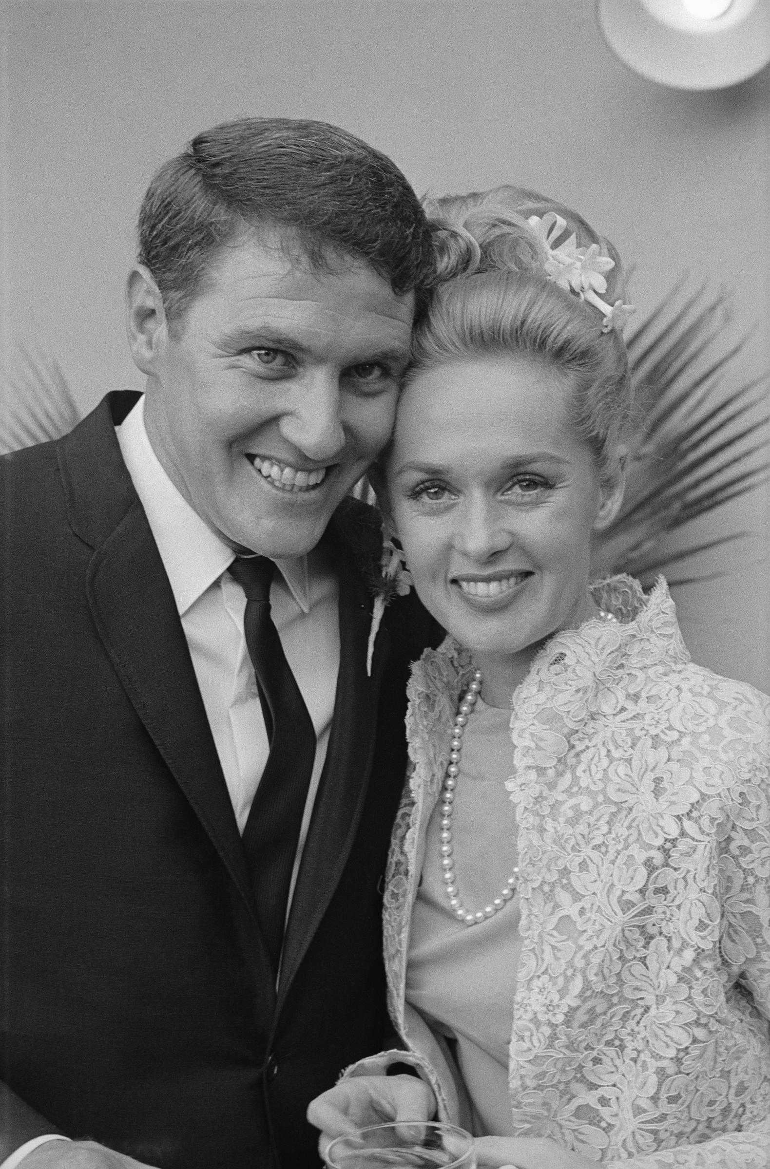 Tippi Hedren und Noel Marshall an ihrem Hochzeitstag, am 20. September 1964. | Quelle: Getty Images