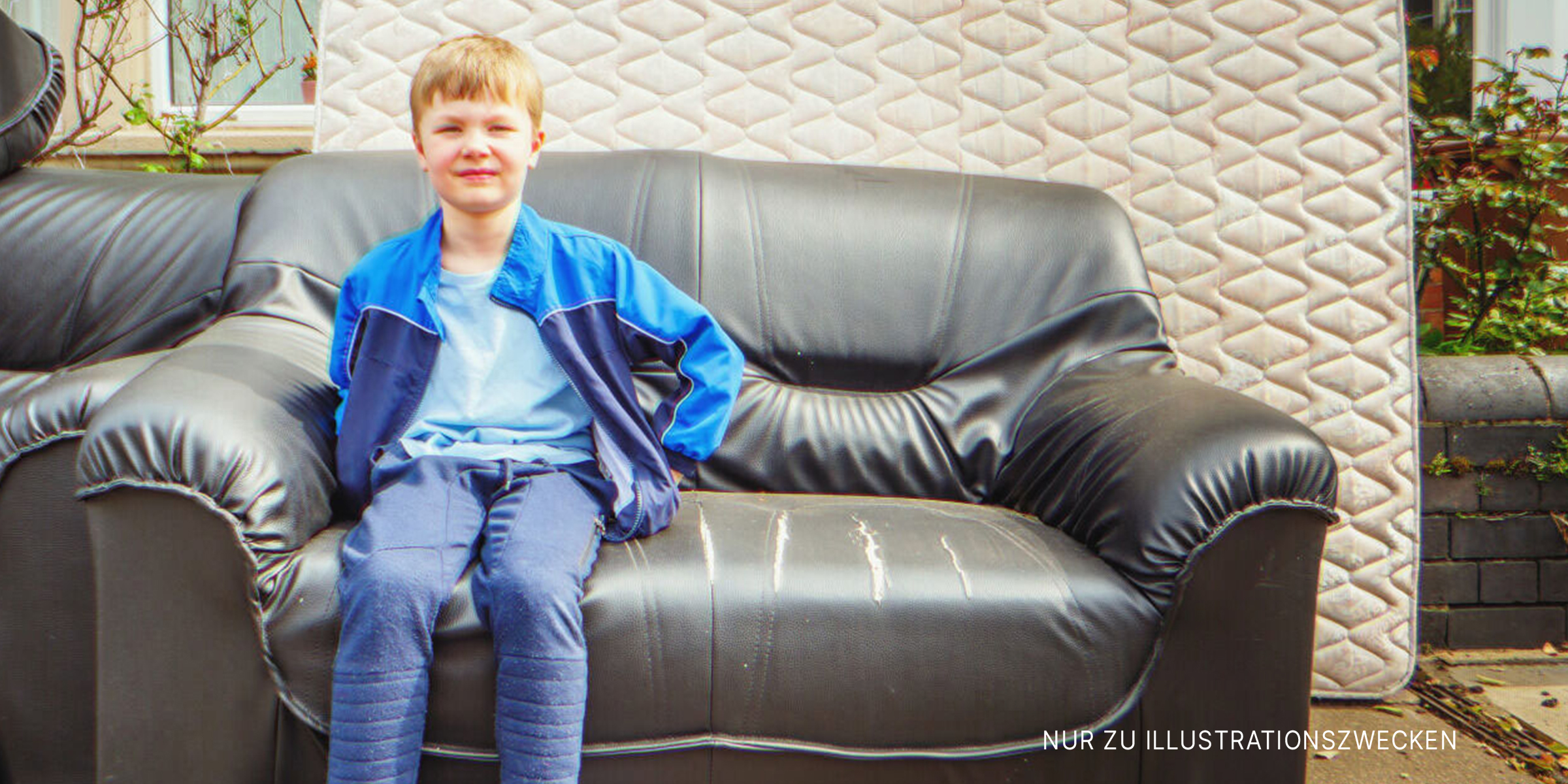 Junge sitzt auf einem Sofa | Quelle: Shutterstock