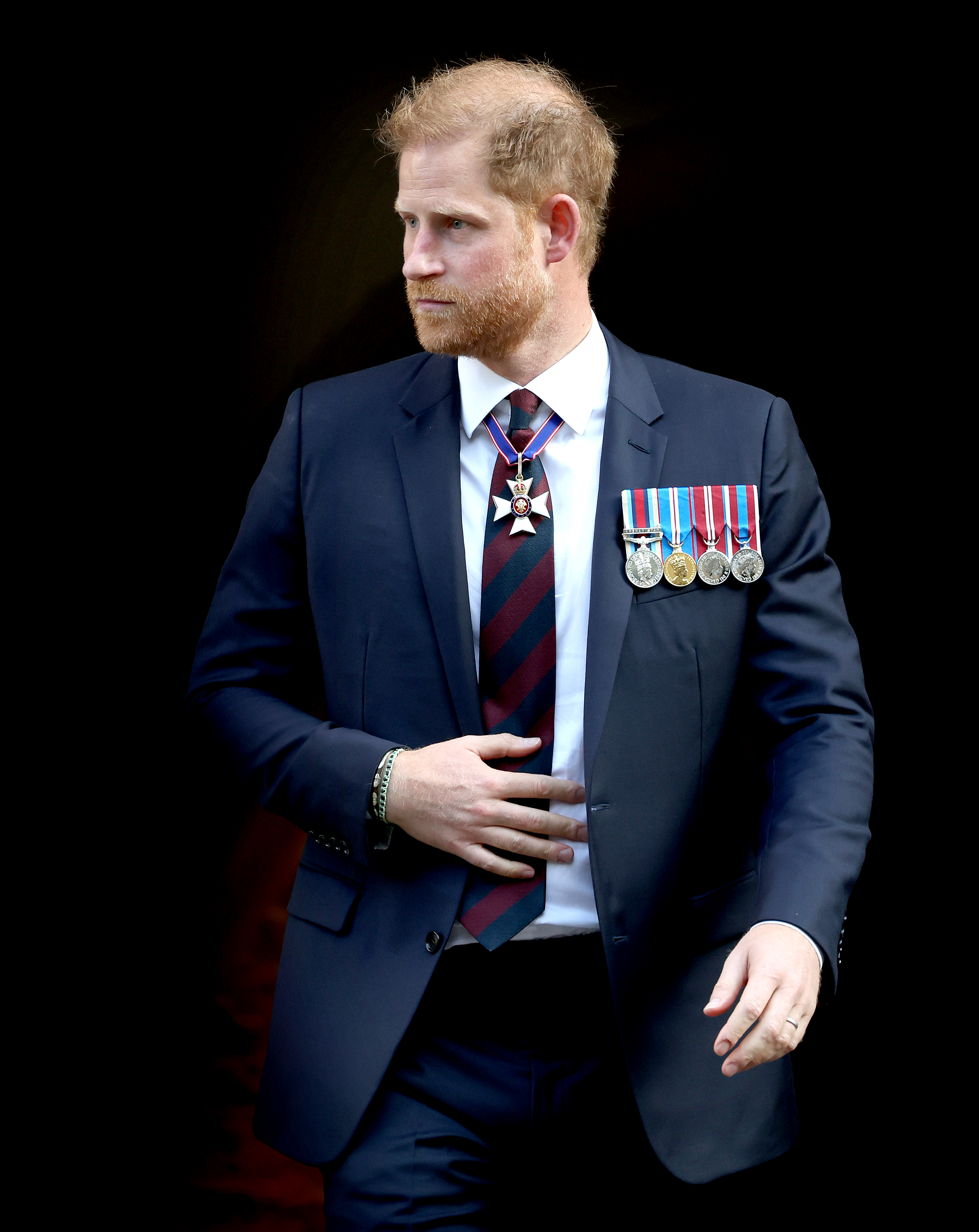 Prinz Harry trug seinen KCVO-Halsorden mit Stern beim Gottesdienst zum 10-jährigen Jubiläum der Invictus Games Foundation in der St. Paul's Cathedral in London, England am 8. Mai 2024 | Quelle: Getty Images