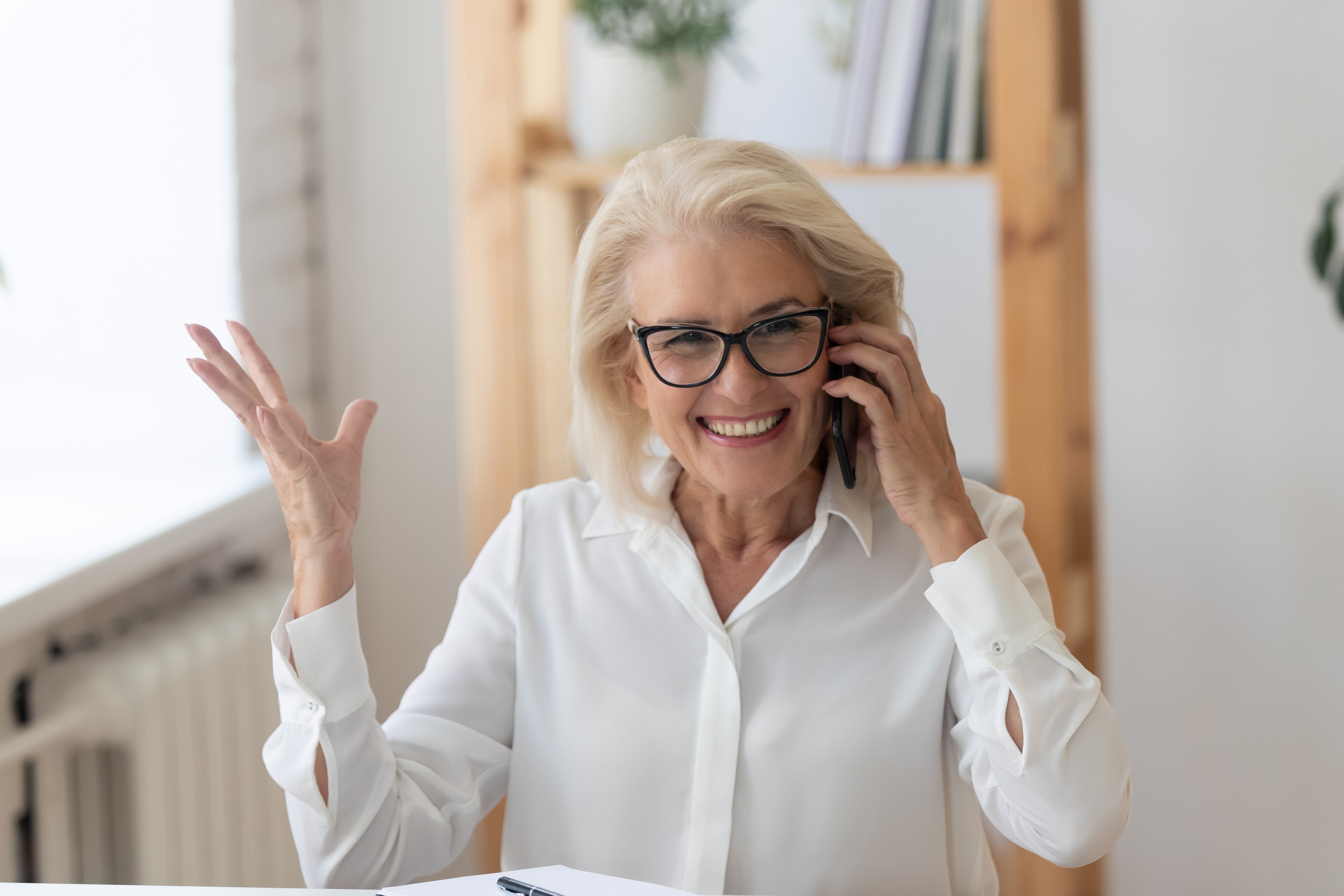 Ältere Frau, die beim Telefonieren lächelt. | Quelle: Shutterstock