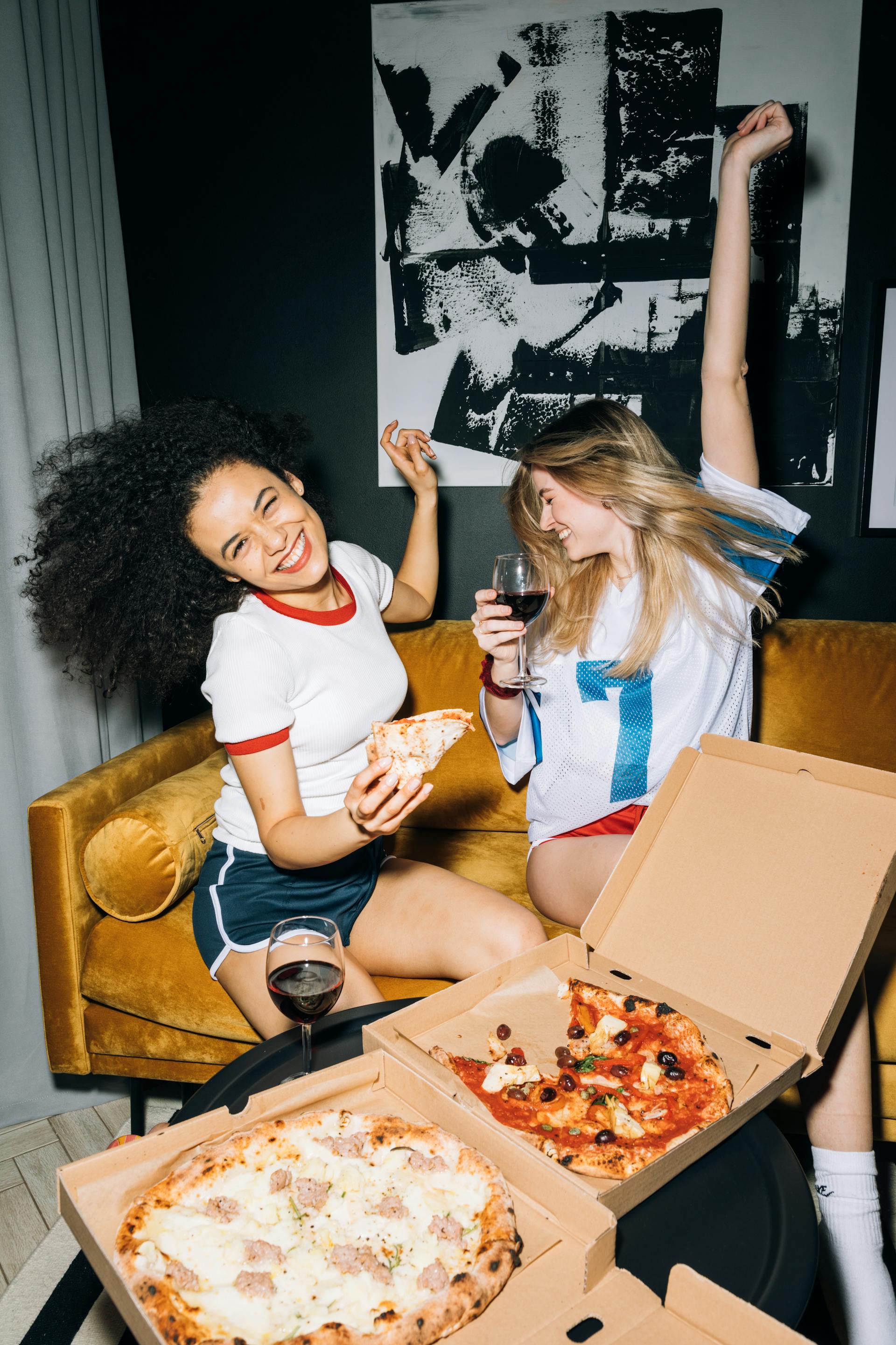 Zwei Freunde, die sich amüsieren | Quelle: Pexels