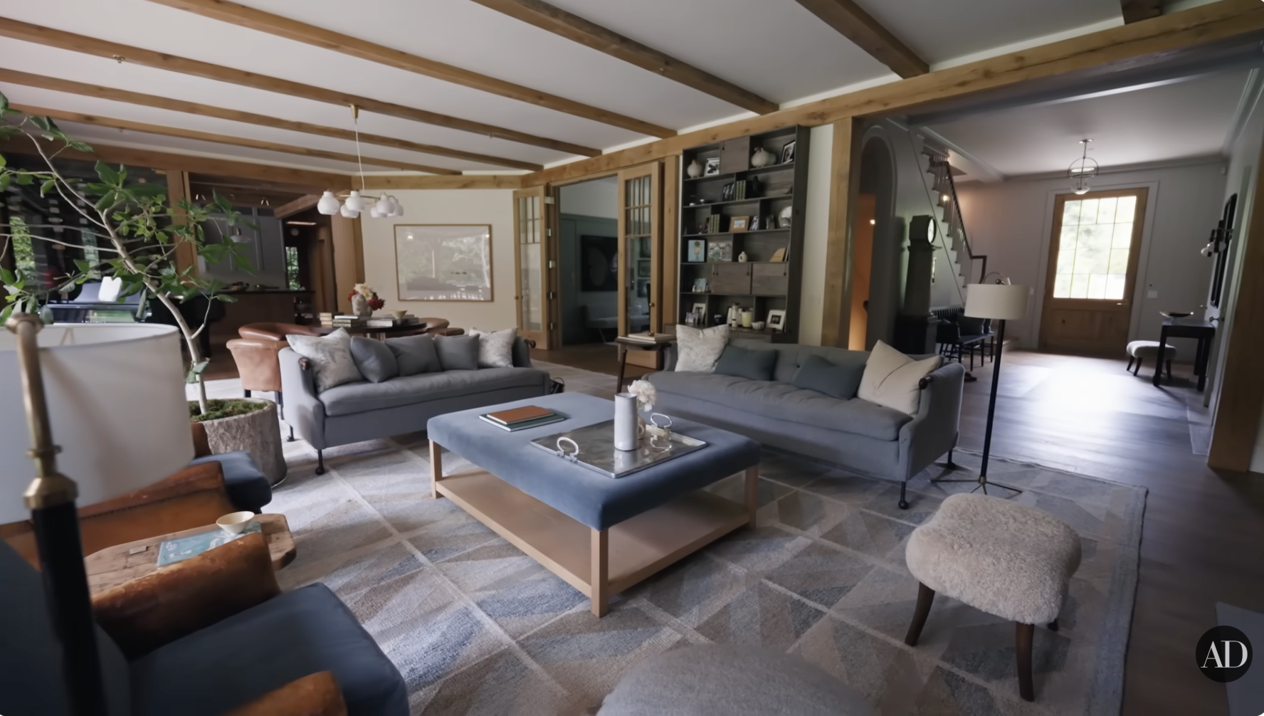 Das Wohnzimmer von Jennifer Garner im YouTube-Video von Architectural Digest, das am 4. September 2024 veröffentlicht wurde. | Quelle: YouTube/Architectural Digest