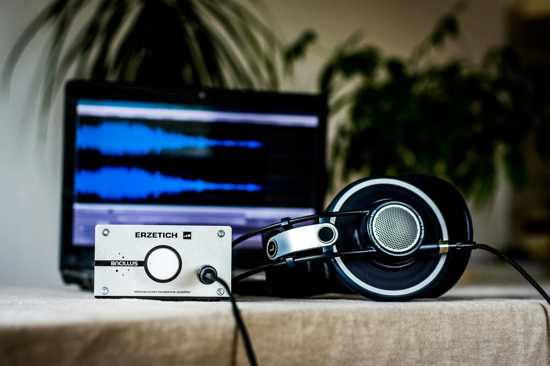 Schwarzes Headset auf einem Tisch | Quelle: Pexels