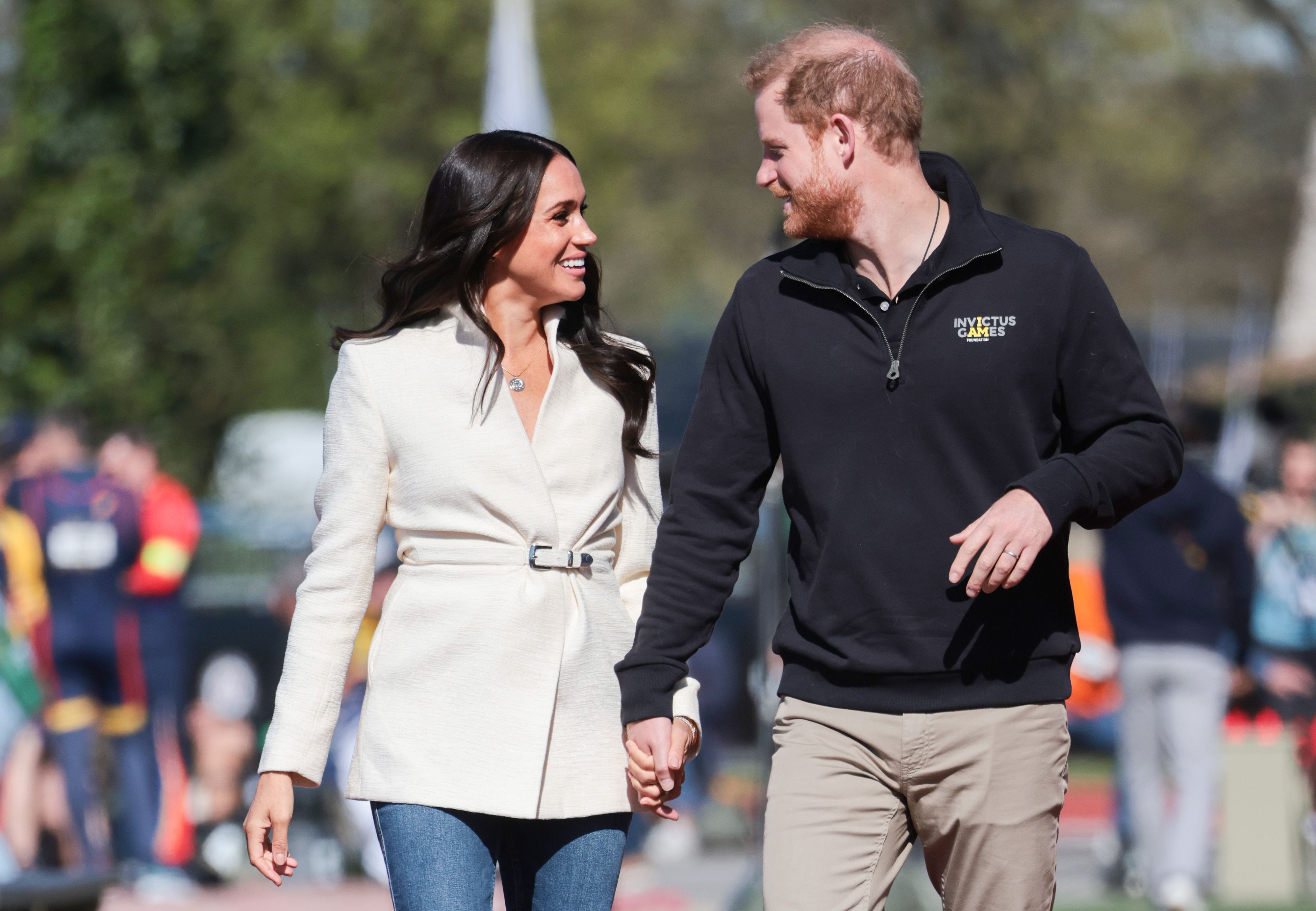 Meghan Markle und Prinz Harry besuchen den Leichtathletik-Wettbewerb im Zuiderpark am 17. April 2022 in Den Haag, Niederlande. | Quelle: Getty Images