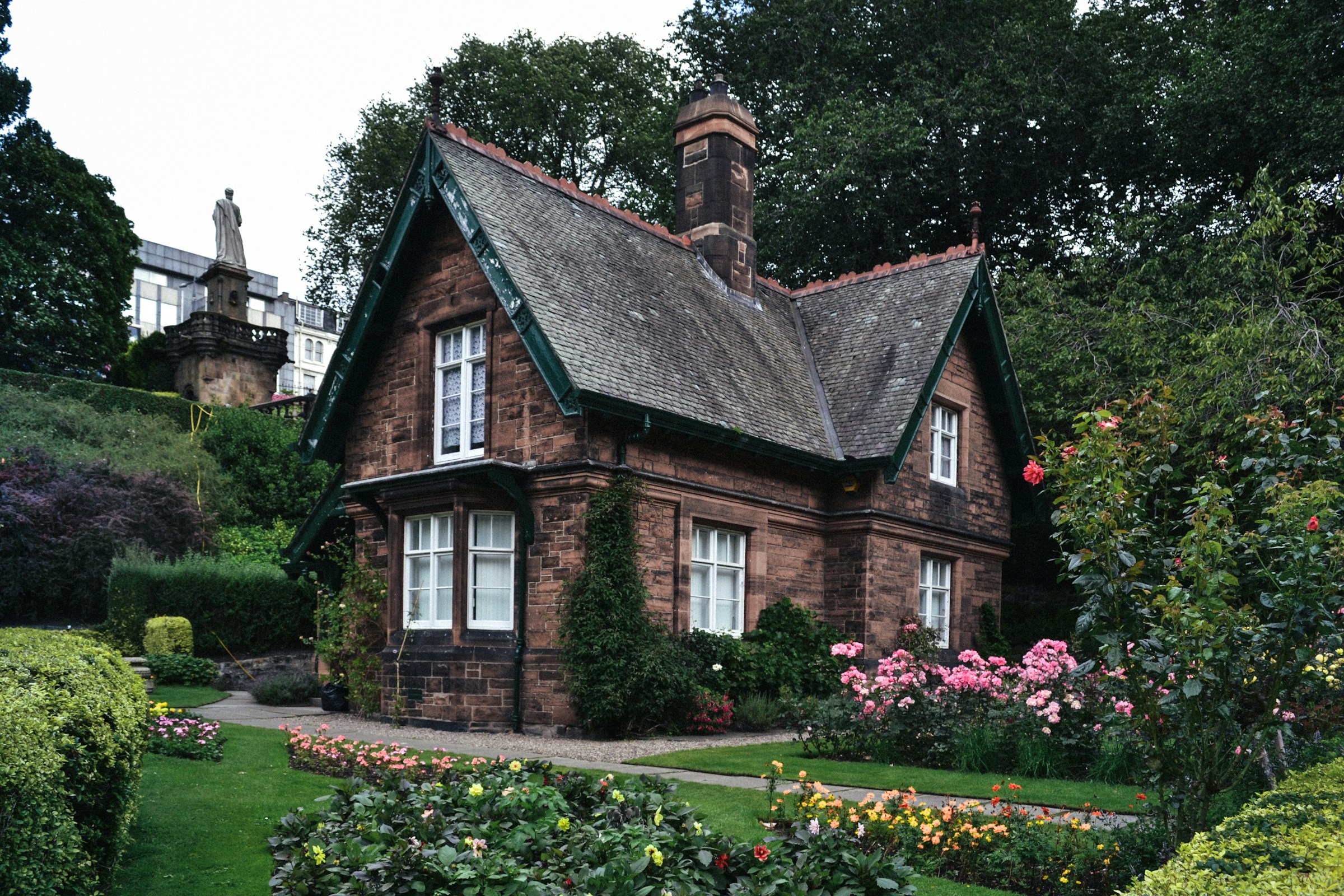 Seitenansicht eines Ferienhauses mit einem schönen Garten | Quelle: Unsplash