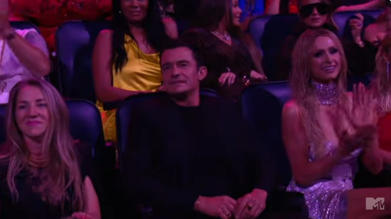 Orlando Bloom sieht sich den Auftritt von Katy Perry bei den MTV VMAs an, aus einem YouTube-Video vom 12. September 2024 | Quelle: Youtube/@MTV