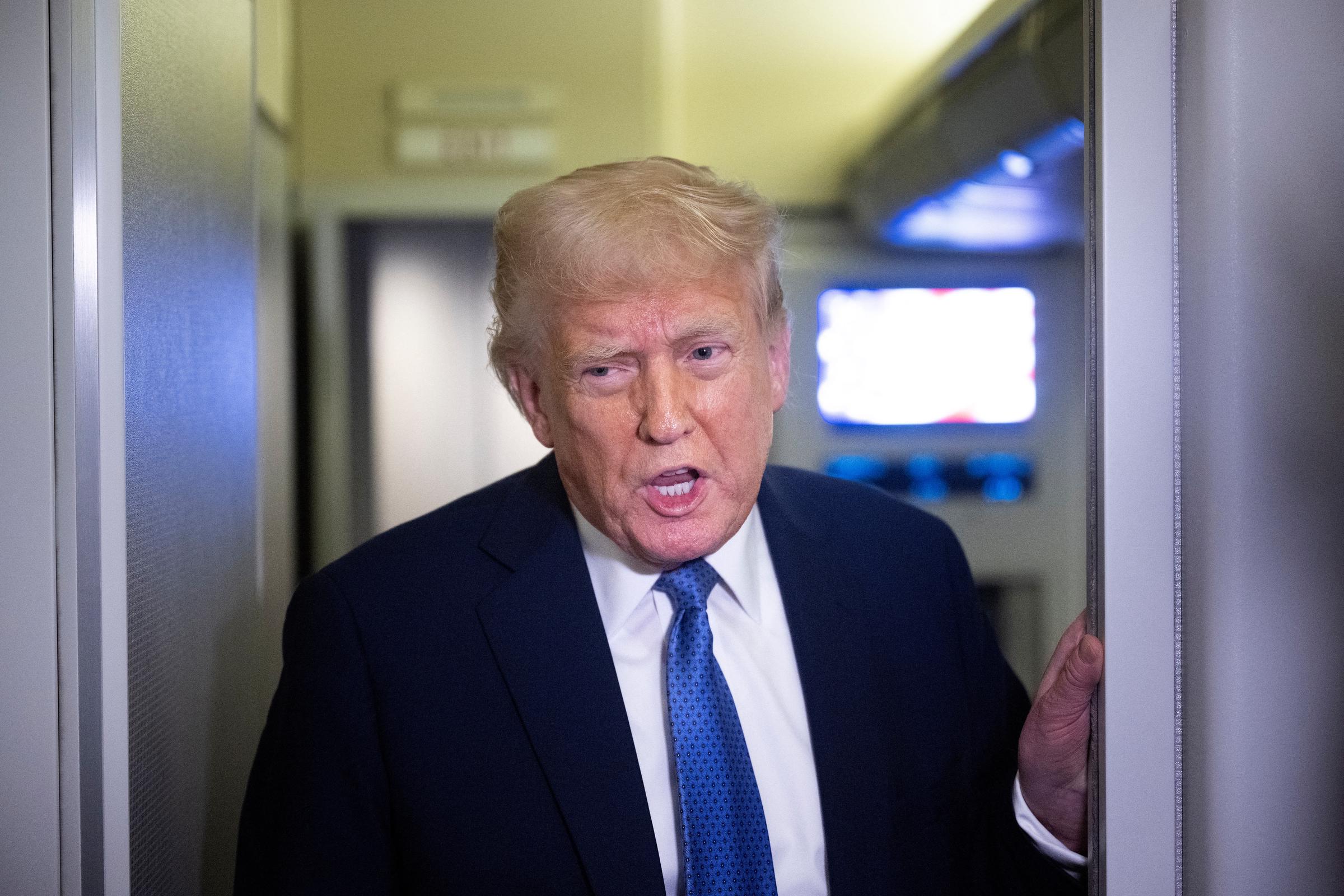 Präsident Donald Trump spricht zu Reportern an Bord der Air Force One, während er am 16. März 2025 von Florida nach Washington, D.C. fliegt | Quelle: Getty Images