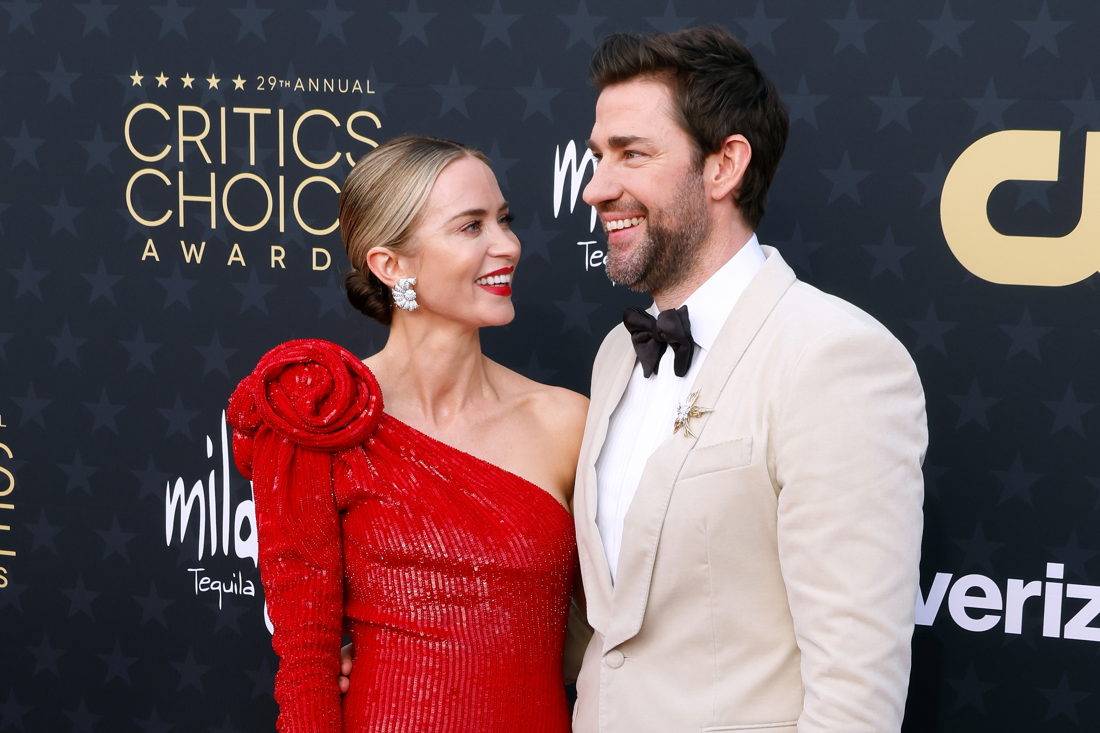 Emily Blunt und John Krasinski besuchen die 29. jährlichen Critics Choice Awards im Barker Hangar in Santa Monica, Kalifornien, am 14. Januar 2024. | Quelle: Getty Images