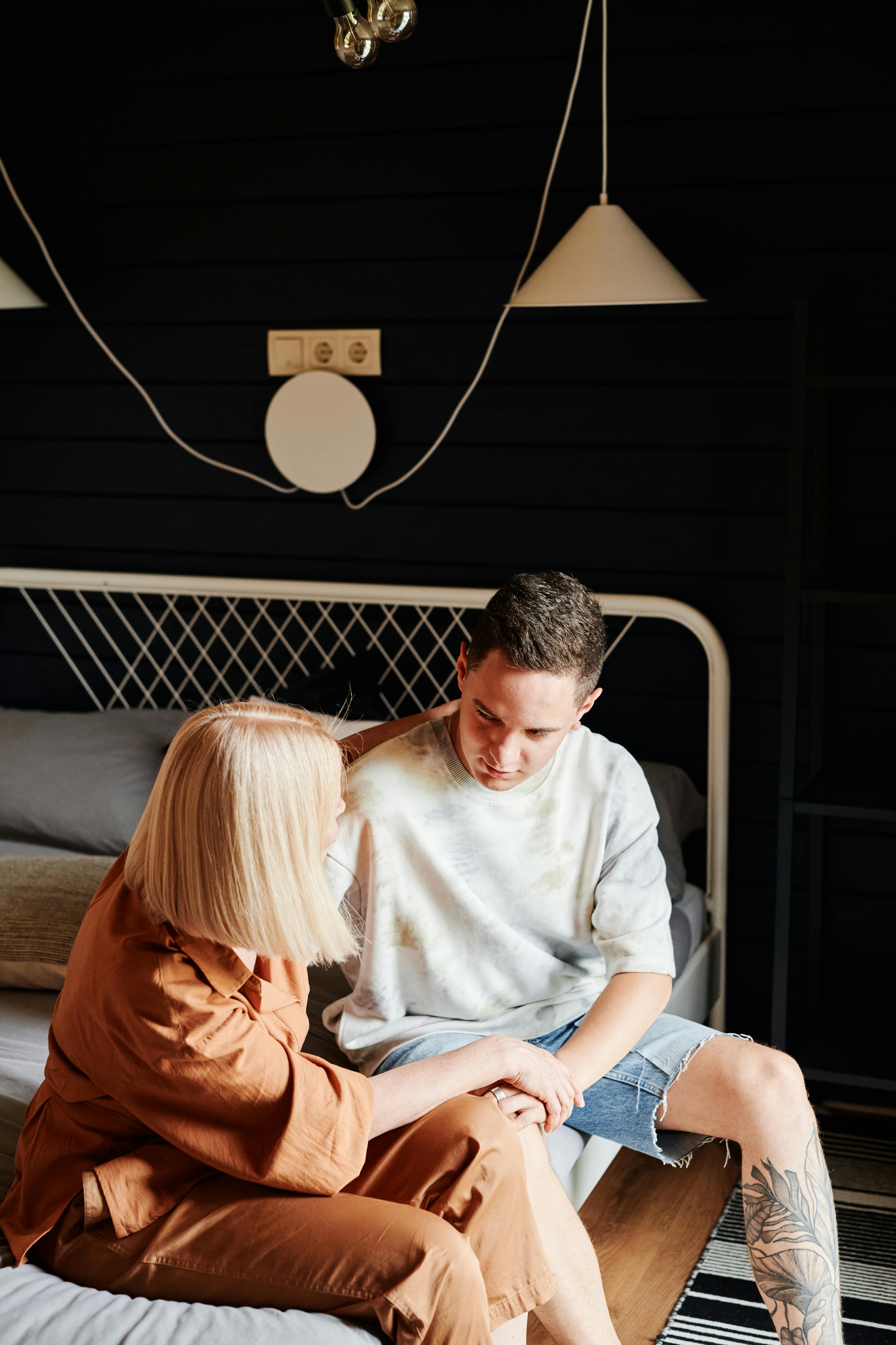 Eine Mutter und ihr Sohn im Gespräch | Quelle: Pexels