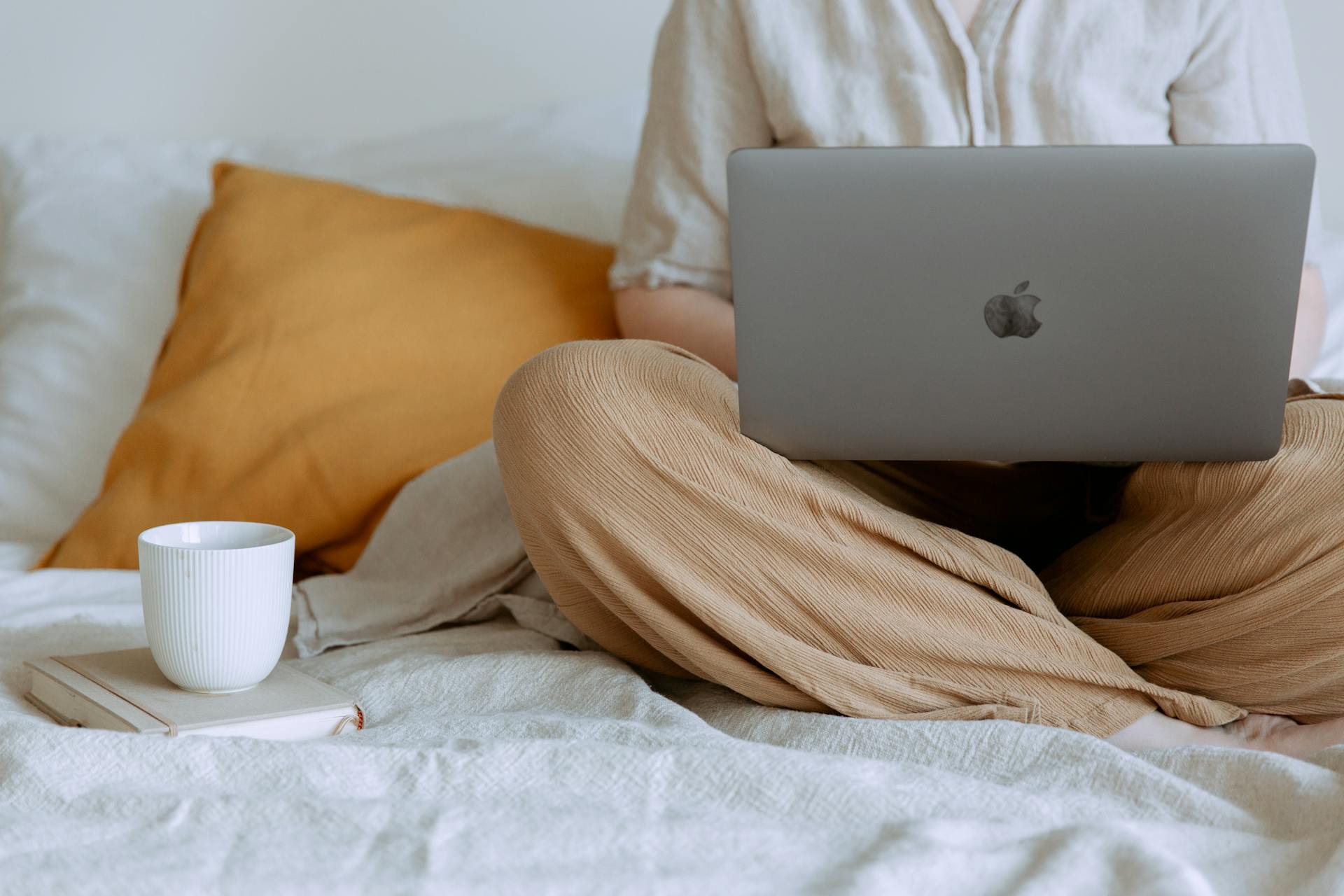 Eine Frau benutzt ihren Laptop im Bett | Quelle: Pexels