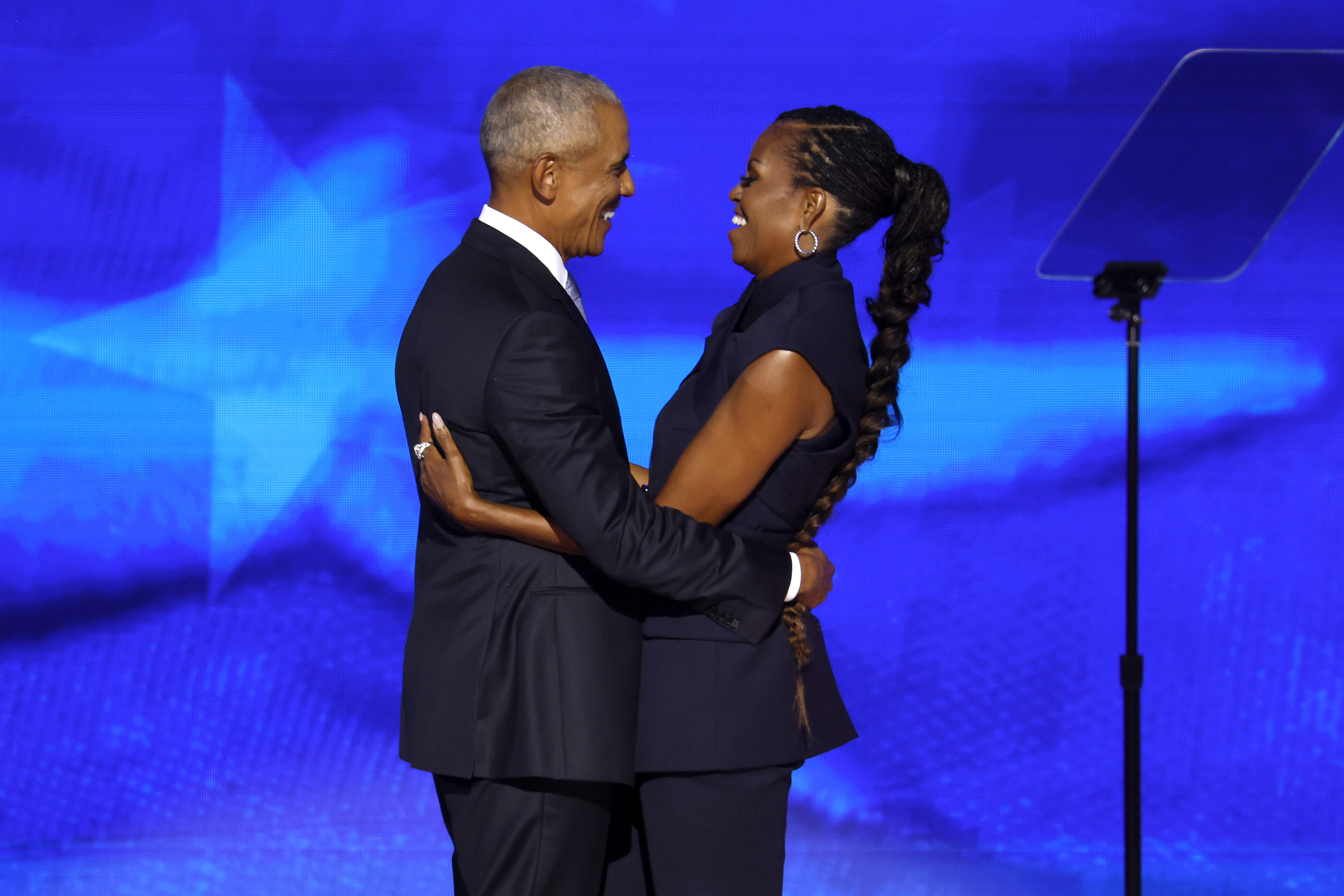 Barack und Michelle Obama auf der Bühne während des zweiten Tages der Democratic National Convention im United Center am 20. August 2024 in Chicago, Illinois. | Quelle: Getty Images