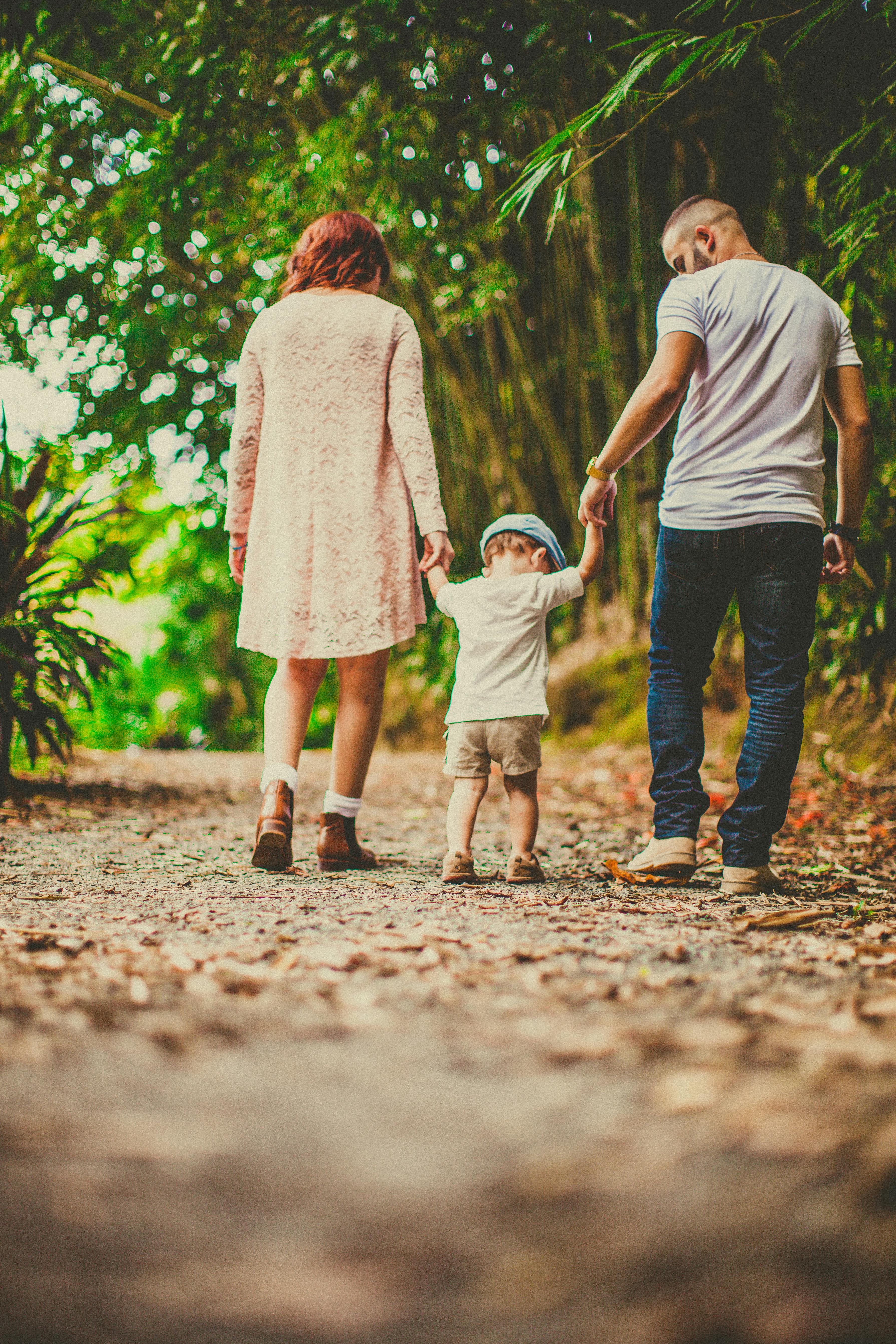 Ein Paar beim Spaziergang mit seinem Kind | Quelle: Pexels