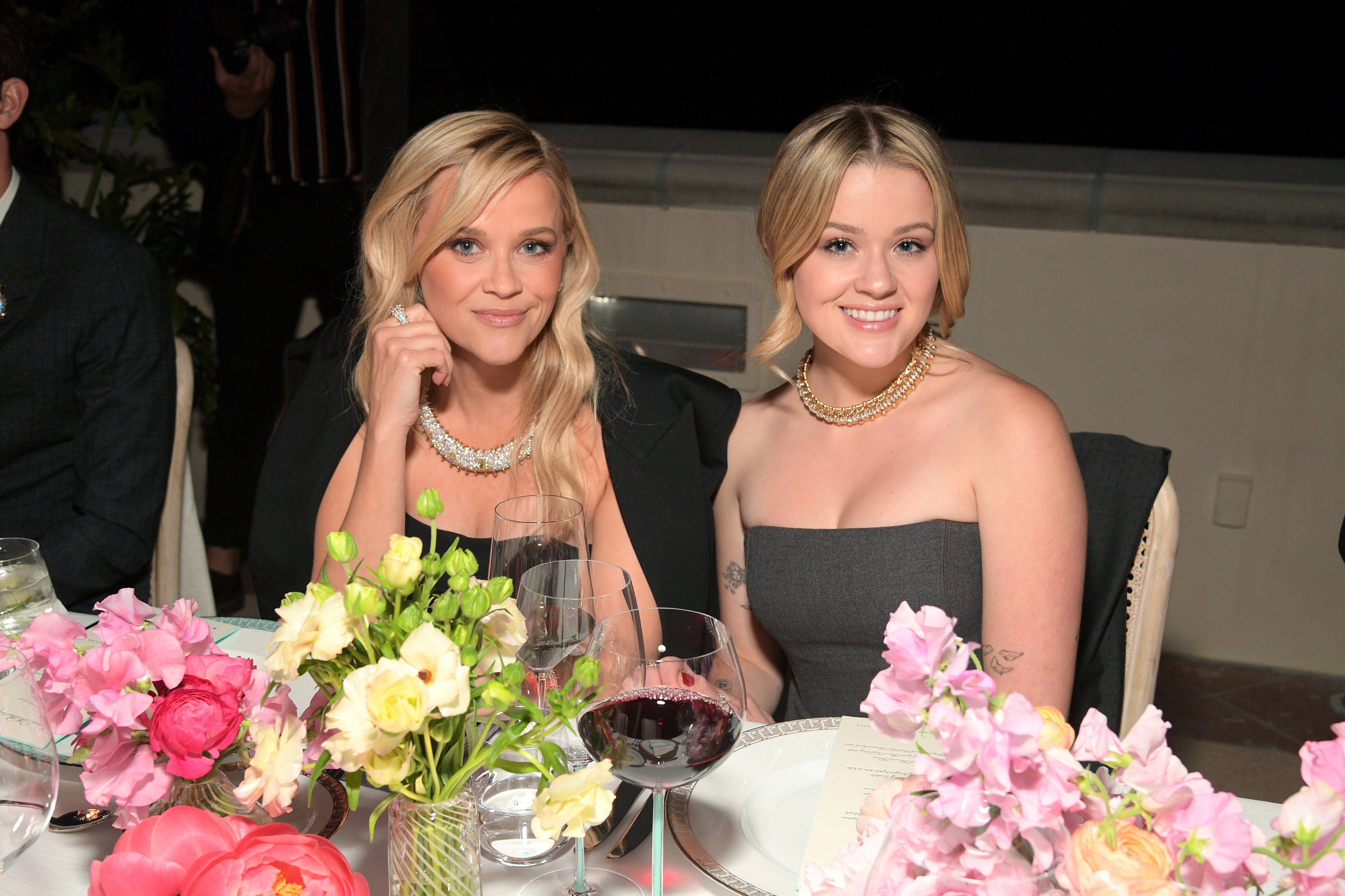 Reese Witherspoon und Ava Phillippe am 25. April 2024 in Beverly Hills, Kalifornien | Quelle: Getty Images