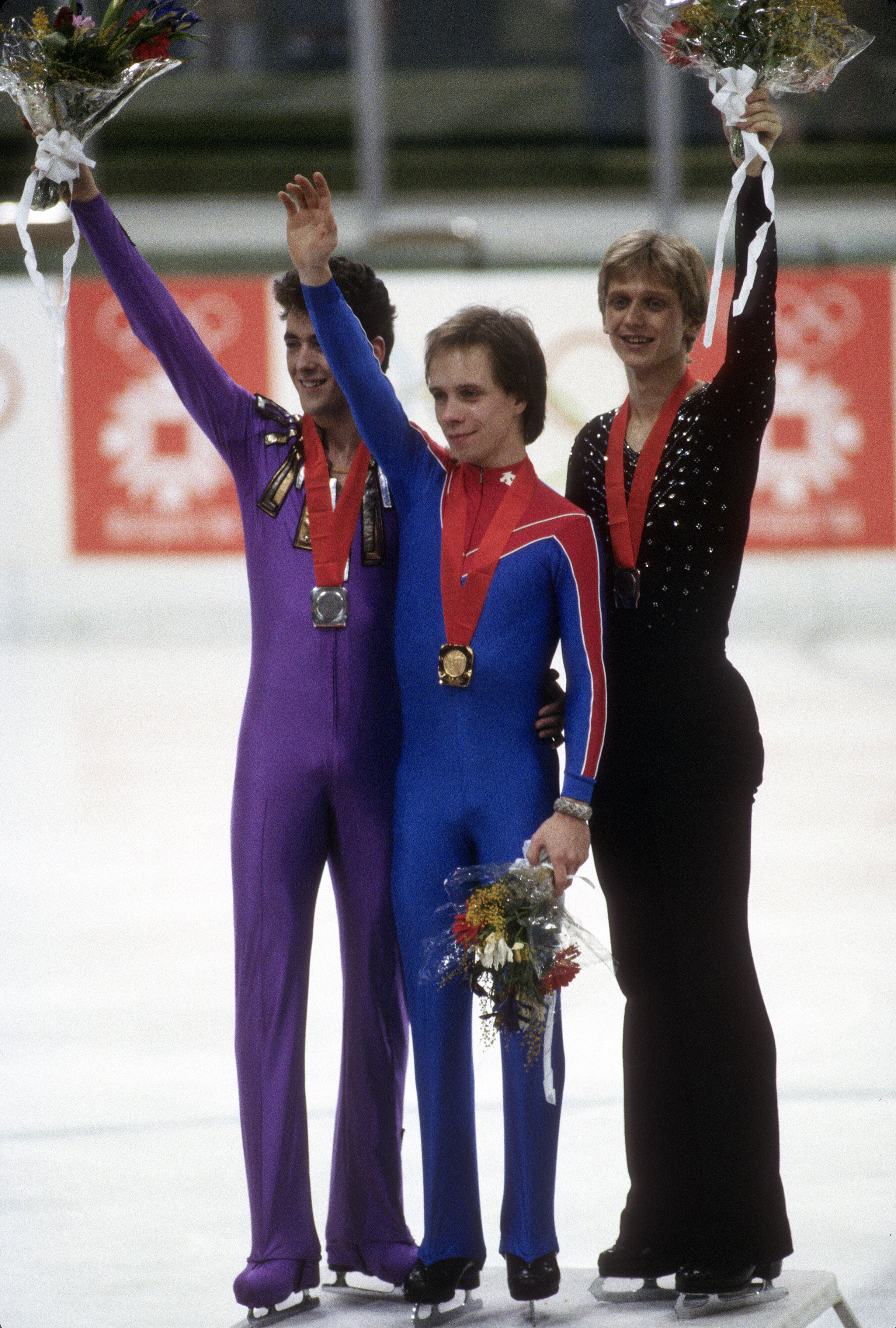 Scott Hamilton während des Eiskunstlaufwettbewerbs bei den XIV. Olympischen Winterspielen, ca. 1984 | Quelle: Getty Images