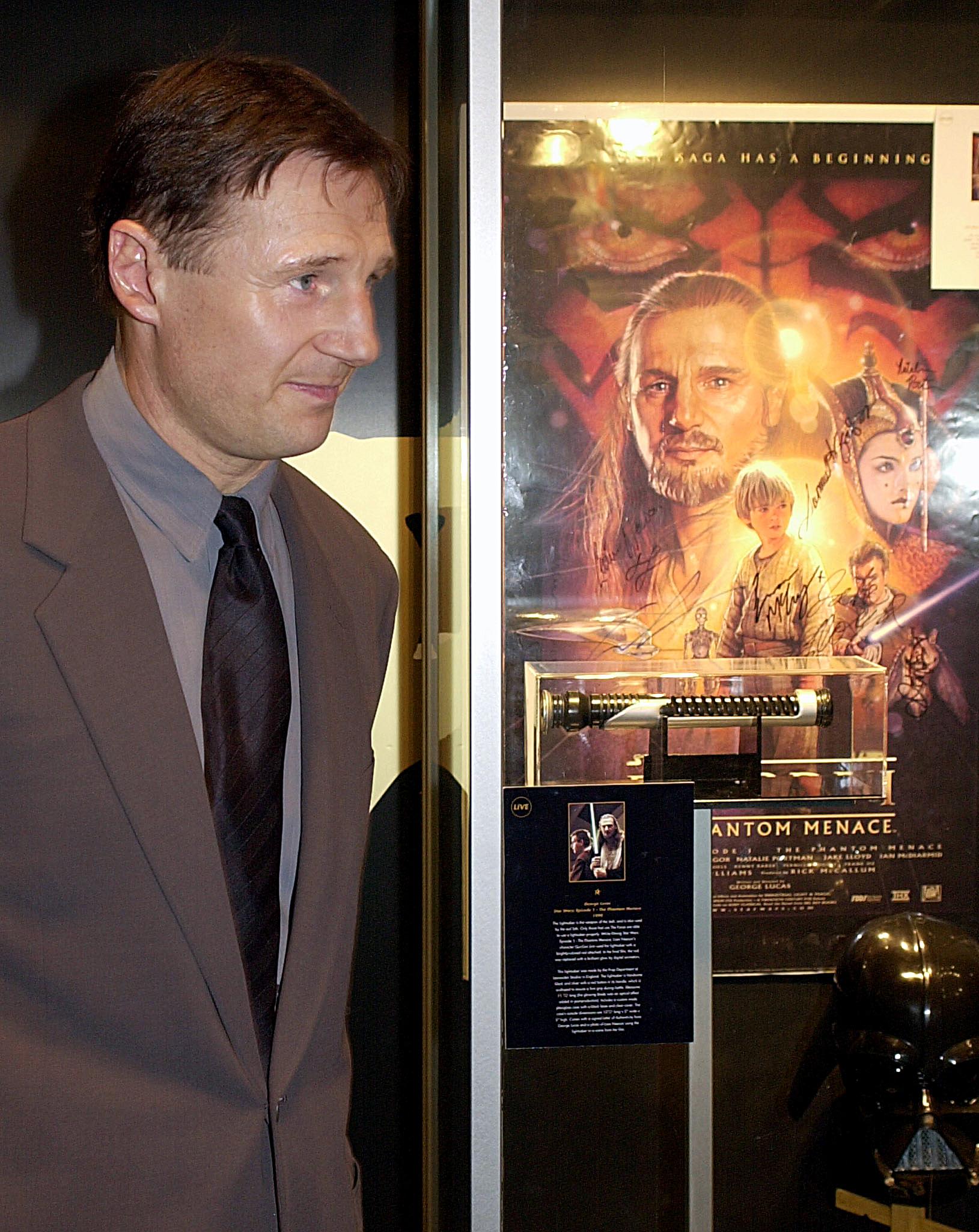 Liam Neeson bei der Auktion "Movie Action for Children" bei Sotheby's am 6. März 2001 in New York. | Quelle: Getty Images