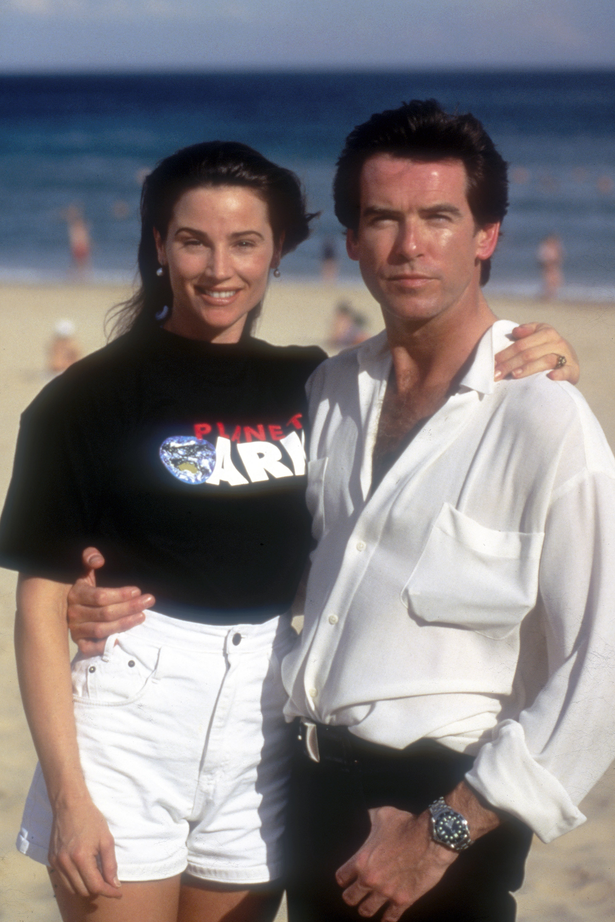 Keely trug ein „Planet Earth“-T-Shirt, als sie 1995 in Sydney mit Pierce posierte – Jahre bevor sie den Umweltdokumentarfilm „Poisoning Paradise“ drehte. | Quelle: Getty Images.