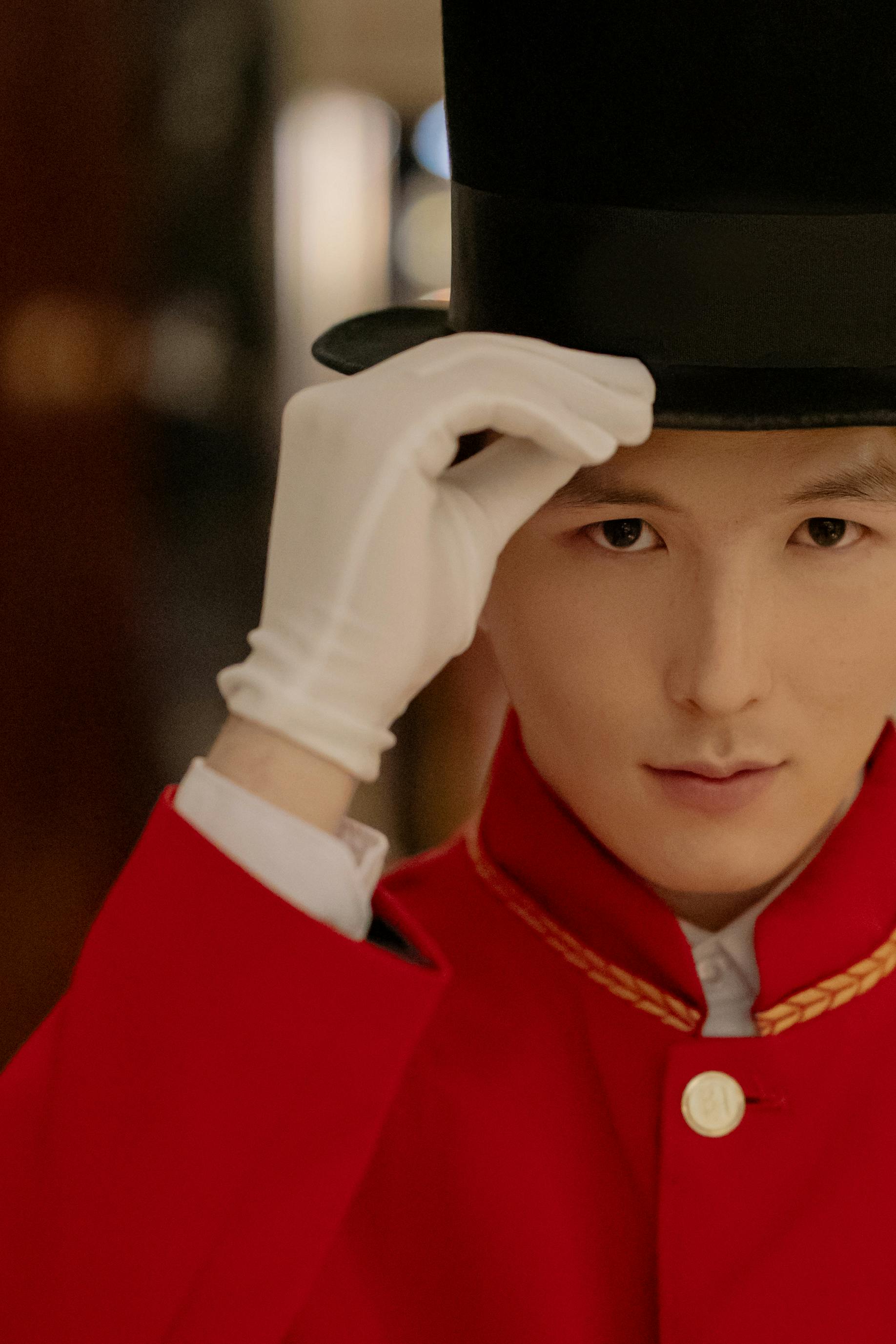 Ein Türsteher, der seinen Hut respektvoll neigt | Quelle: Pexels