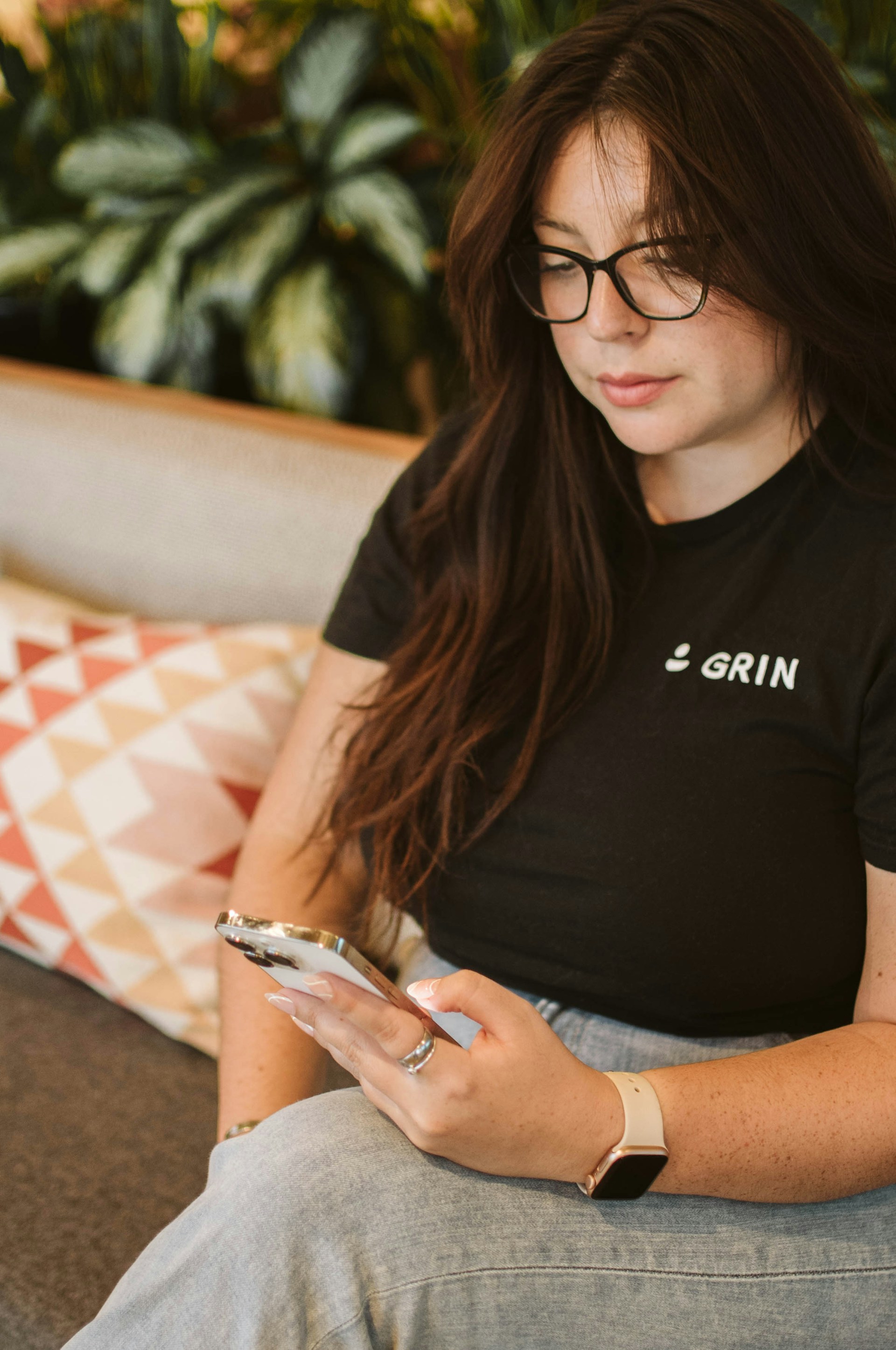 Eine Frau sitzt auf einer Couch | Quelle: Unsplash