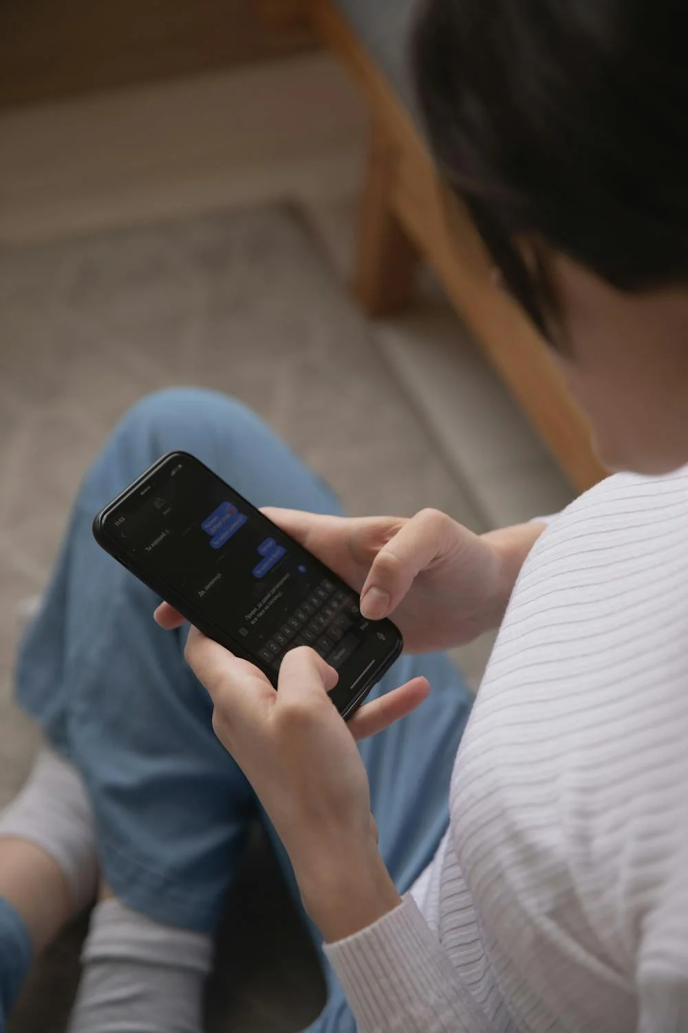 Eine Frau schreibt eine SMS | Quelle: Pexels