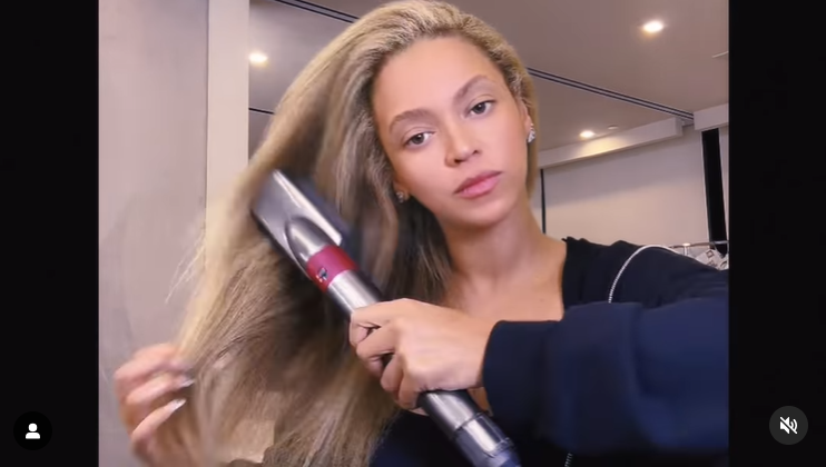 Beyoncé glättet ihr blondes Haar in einem Video, das im April 2024 geteilt wurde. | Quelle: Instagram/beyonce