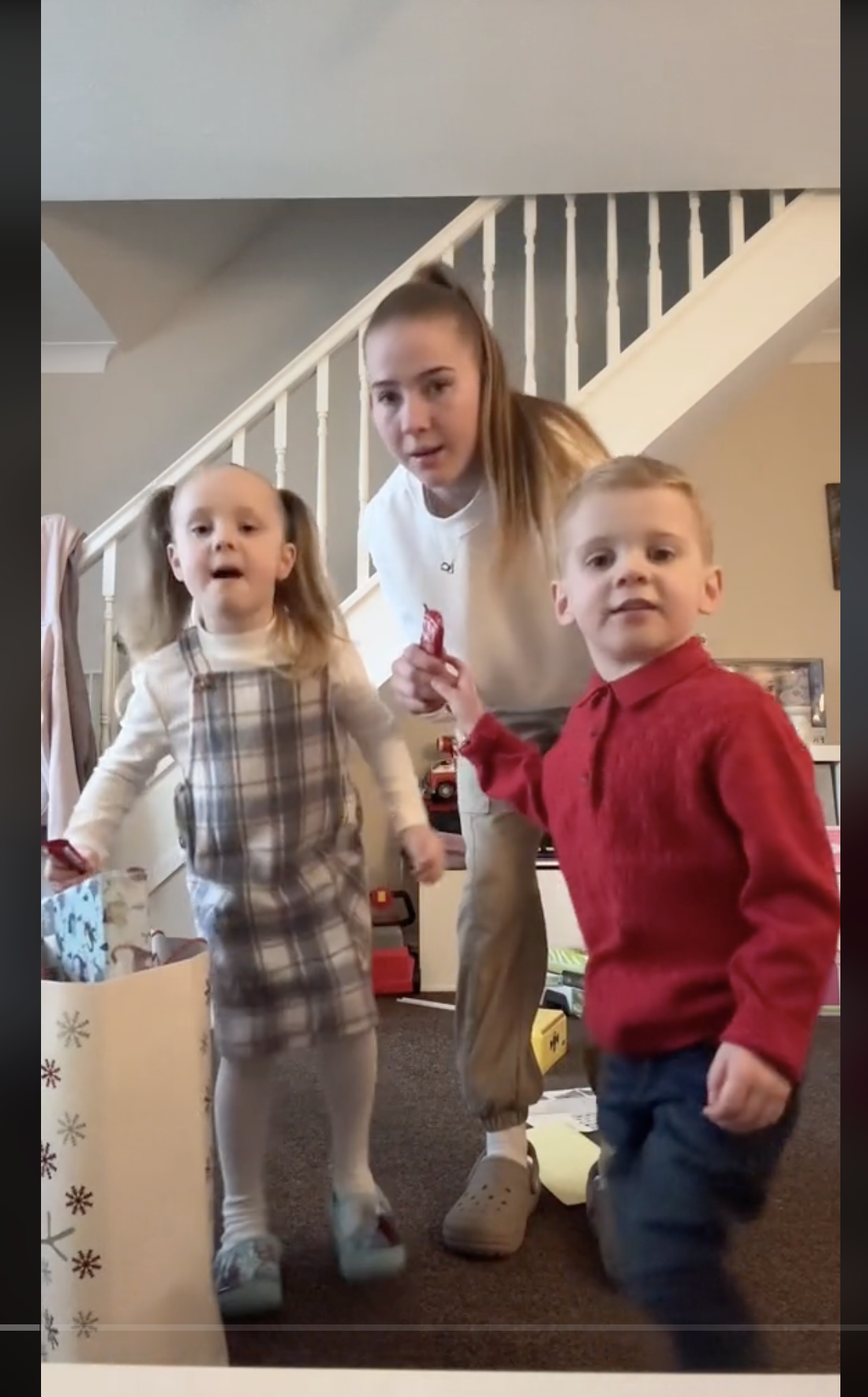 Georgia Schofield mit ihren Kindern Ava und Leo, zu sehen in einem Video vom 25. Dezember 2023 | Quelle: tiktok.com/@bruh.georgia