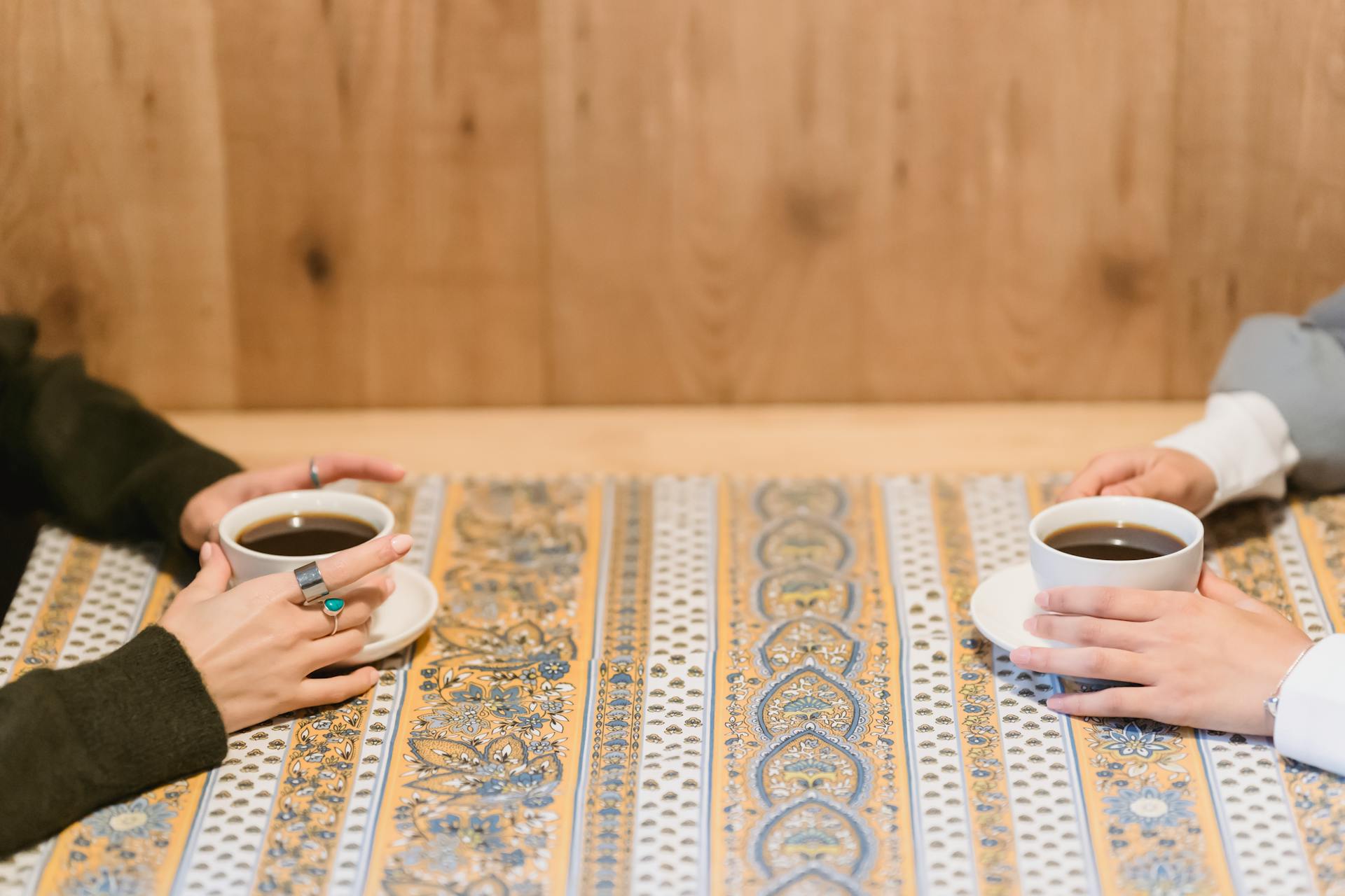 Zwei Menschen, die sich in einem Café gegenübersitzen | Quelle: Pexels