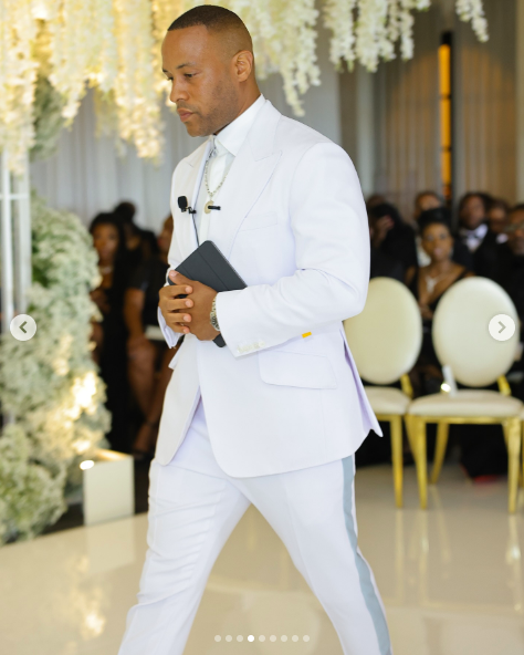 Reverend Devon Franklin am Hochzeitstag von LeToya Luckett und Taleo Coles, gepostet am 1. August 2024 | Quelle: Instagram/devonfranklin