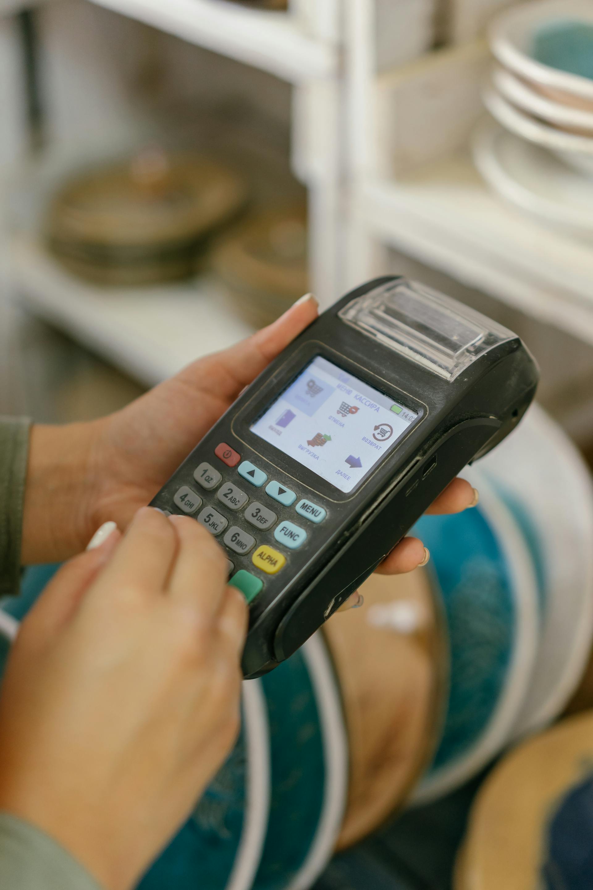 Eine Person, die einen Kassenautomaten hält | Quelle: Pexels