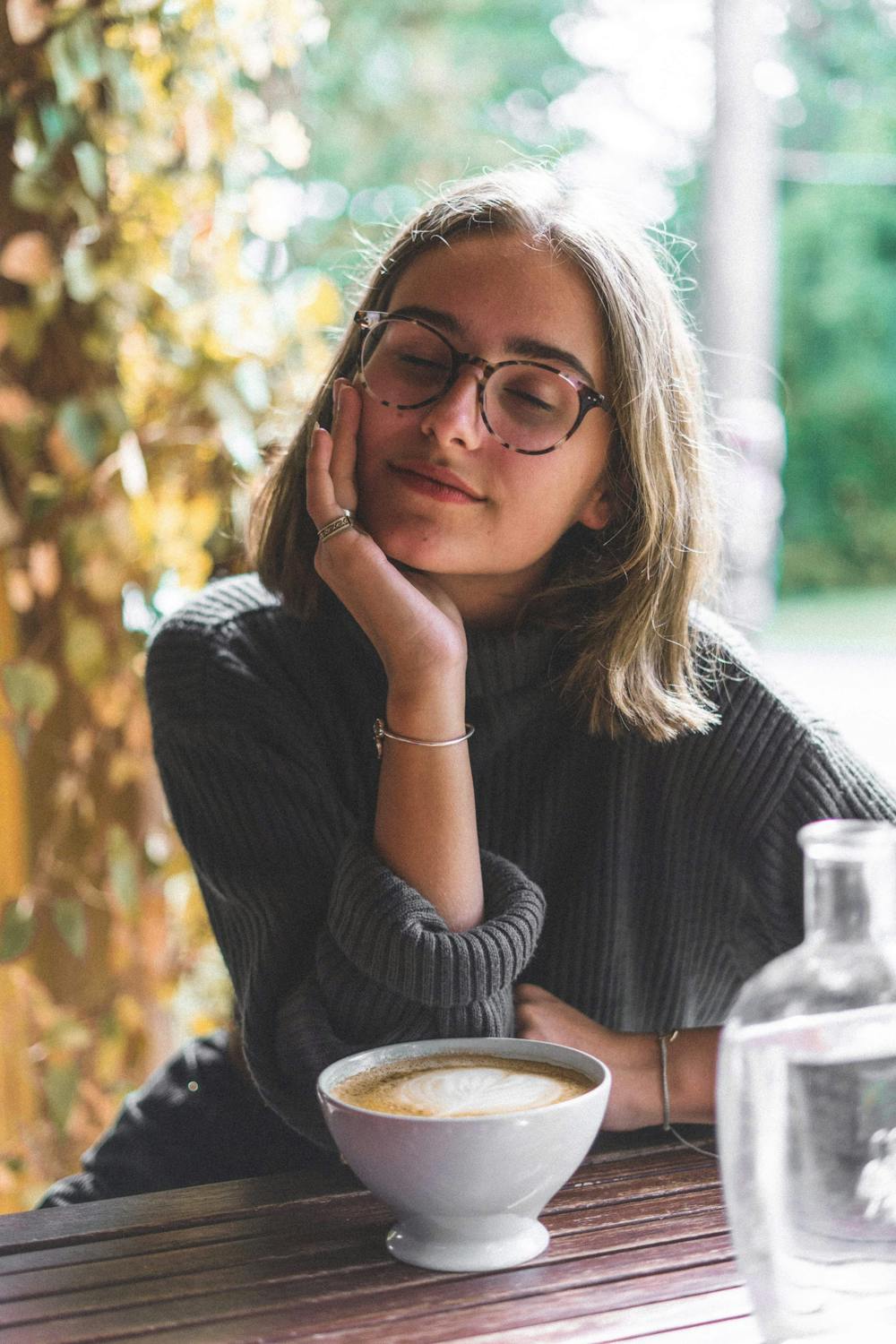 Eine Frau mit einer Tasse Kaffee | Quelle: Pexels