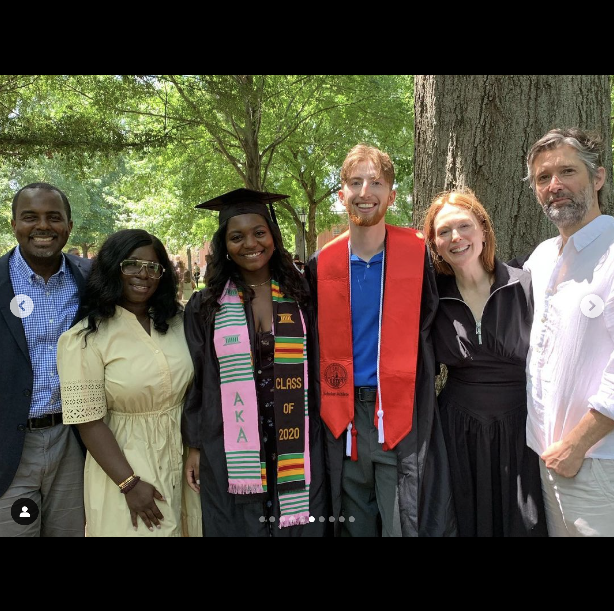 Caleb Freundlich und Kibriyaá Morgan feiern ihren Schulabschluss mit ihren Familien, wie auf einem Foto vom 25. Mai 2022 zu sehen ist | Quelle: Instagram/kikix12