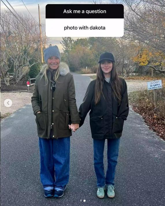 Screenshot von Gwyneth Paltrow und Dakota Johnson beim Händchenhalten, datiert auf November 2023 | Quelle: Instagram/etalkctv