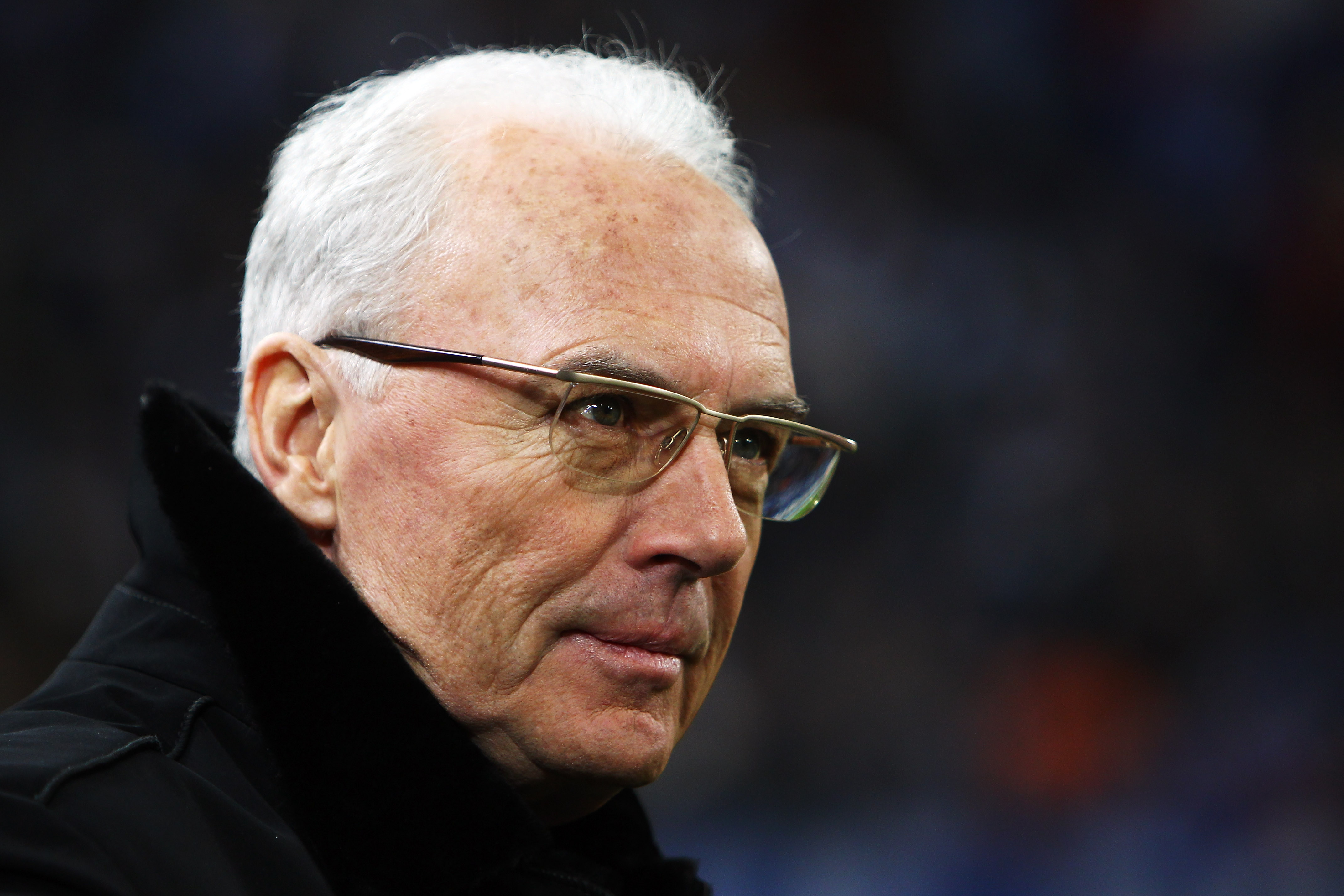 Franz Beckenbauer schaut während des Bundesligaspiels zwischen dem FC Schalke 04 und 1899 Hoffenheim in der Veltins-Arena am 30. Januar 2010 in Gelsenkirchen zu | Quelle: Getty Images