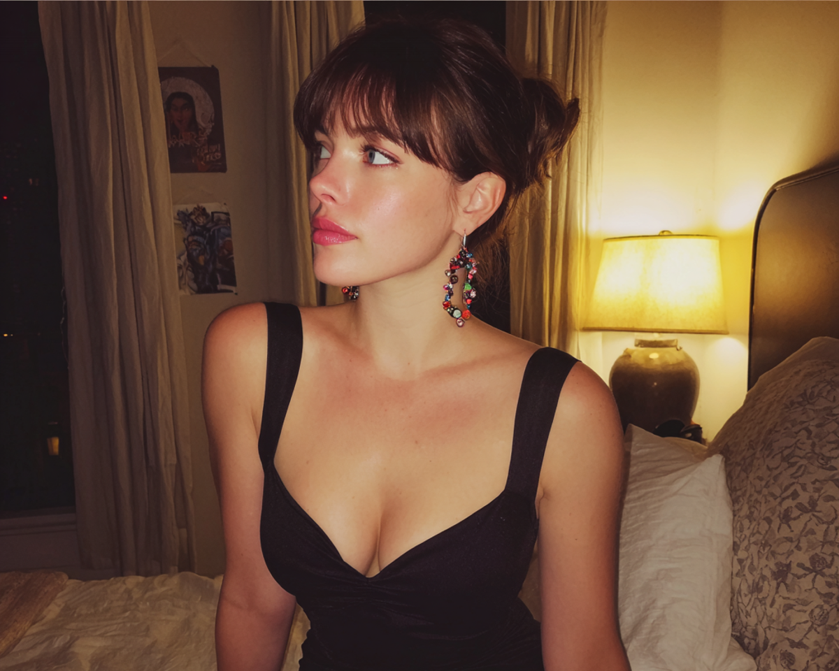 Eine besorgte Frau sitzt auf einem Bett | Quelle: Midjourney