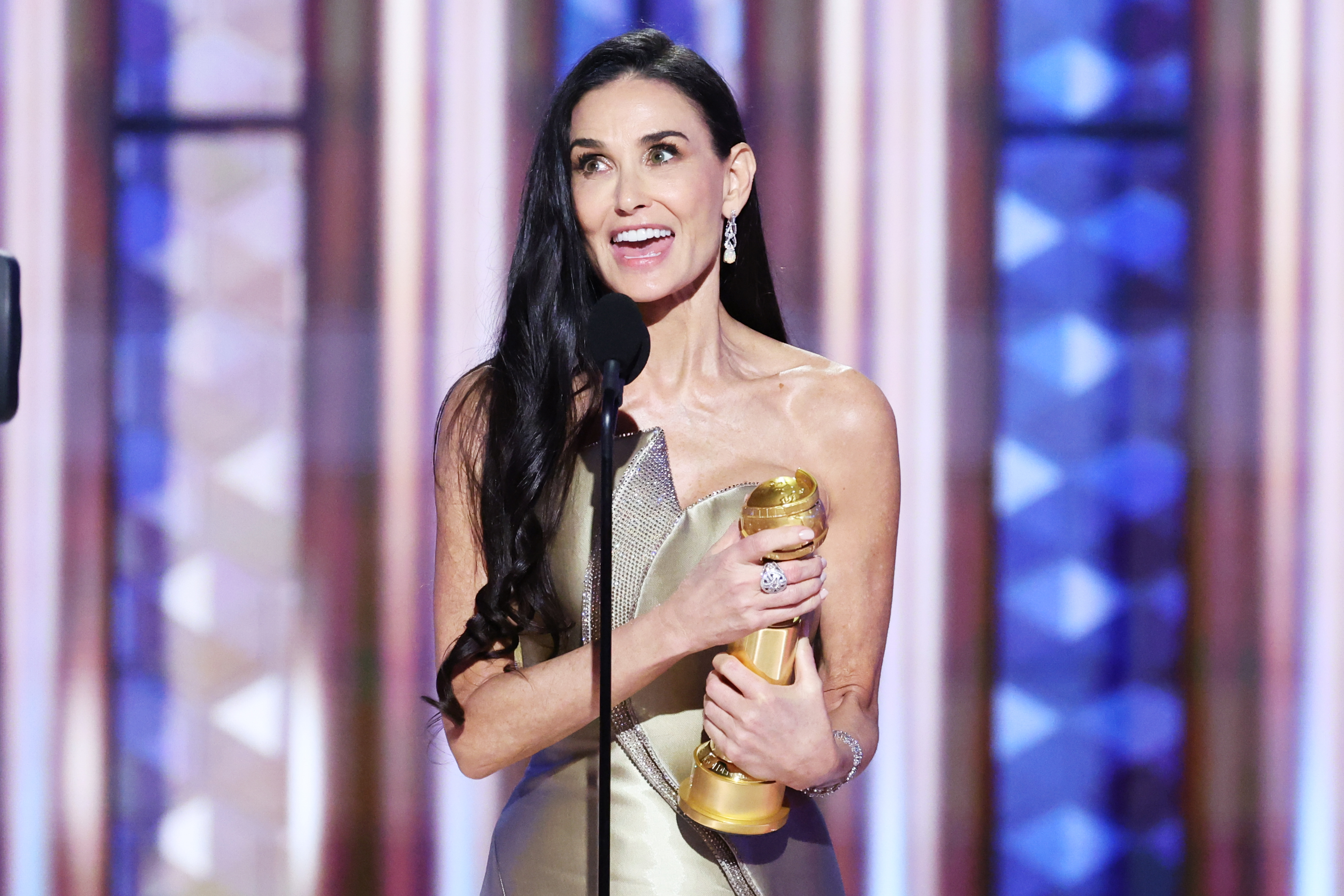 Demi Moore gewinnt bei den 82. Golden Globes am 5. Januar 2025 den Preis für die beste weibliche Darstellerin in einem Musical oder einer Komödie | Quelle: Getty Images