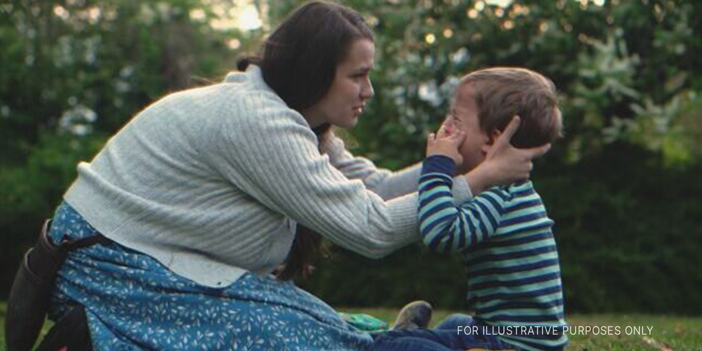 Frau tröstet kleinen Jungen. | Quelle: Shutterstock