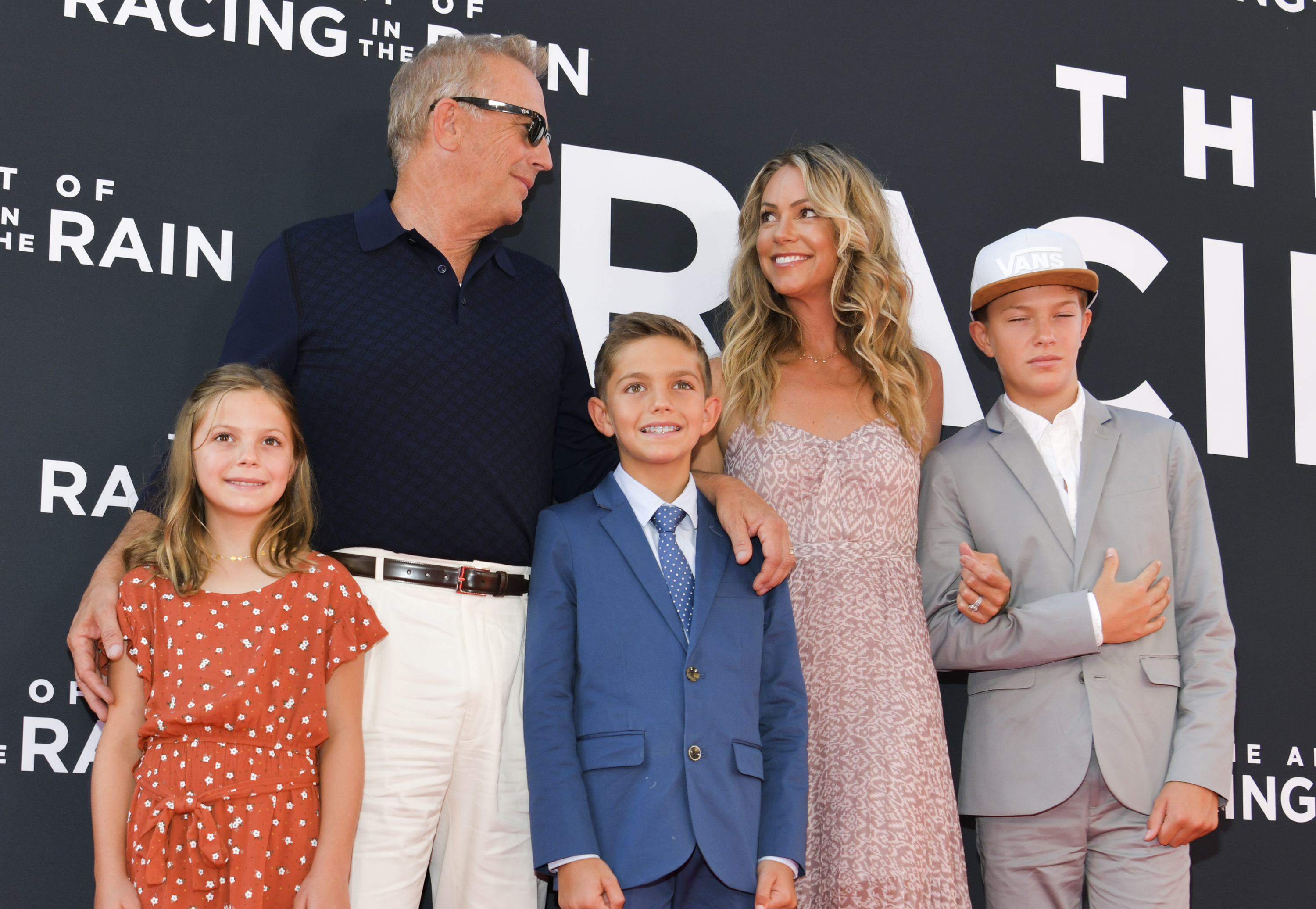 Grace, Kevin und Hayes Costner, Christine Baumgartner und Cayden Costner bei der "The Art Of Racing In The Rain" 20th Century Fox Premiere in Los Angeles, 2019 | Quelle: Getty Images