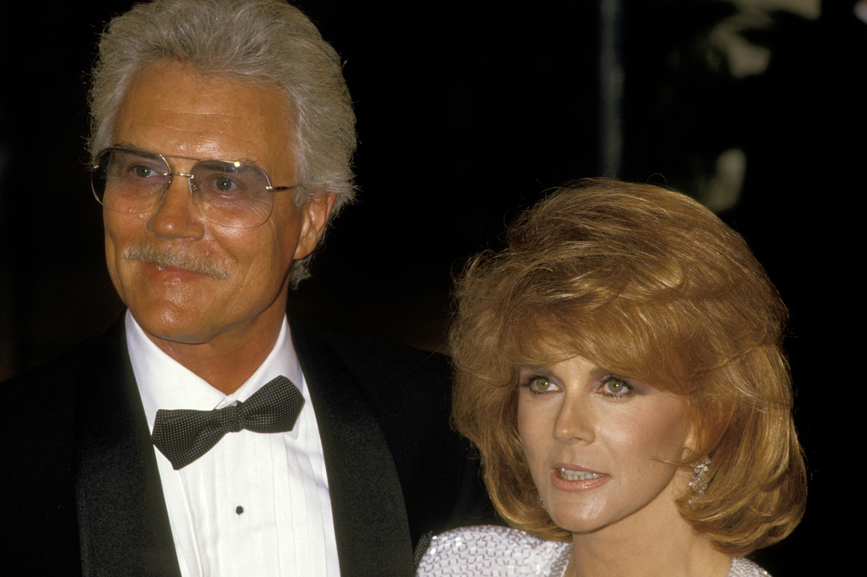 Ann-Margret und Ehemann Roger Smith im Beverly Hilton Hotel in Kalifornien im Jahr 1987 | Quelle: Getty Images