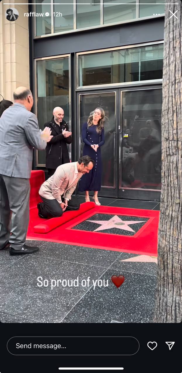 Jude Law kniet neben seinem Stern auf dem Hollywood Walk of Fame, wie in Raff Laws Instagram-Story zu sehen ist | Quelle: Instagram/rafflaw