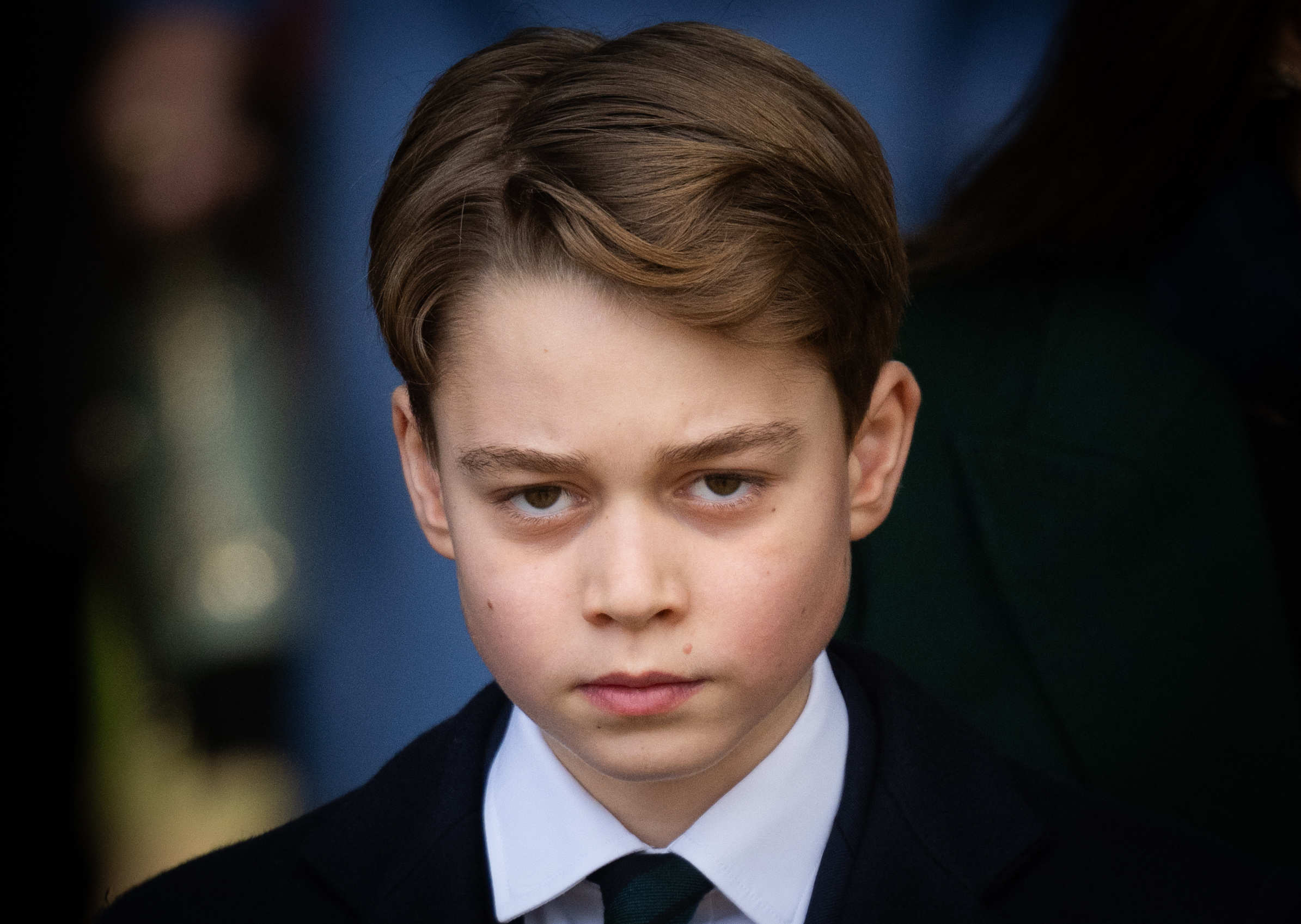 Zu Weihnachten 2024 war George 11 Jahre alt und nahm am Weihnachtsgottesdienst der königlichen Familie in Sandringham teil. Das Nahaufnahme-Porträt markiert einen weiteren klaren Meilenstein in der Zeitachse zwischen dem kleinen Jungen seiner früheren Auftritte und dem Teenager, der weniger als zwei Jahre später seine Schulzeit in Eton beginnen sollte.