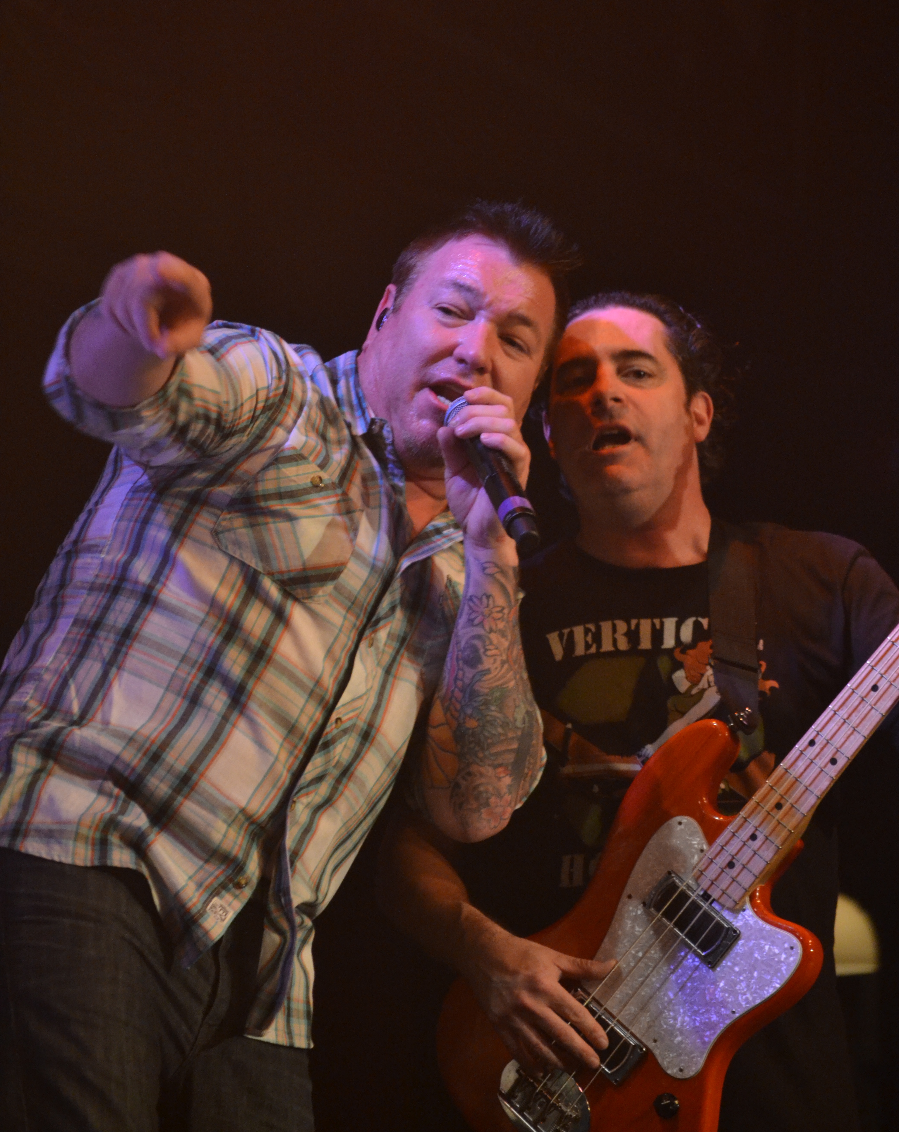 Steve Harwell und Paul De Lisle treten mit Smash Mouth während des Bud Light Music First 50/50/1 am 1. August 2013 in Hampton, New Hampshire auf | Quelle: Getty Images