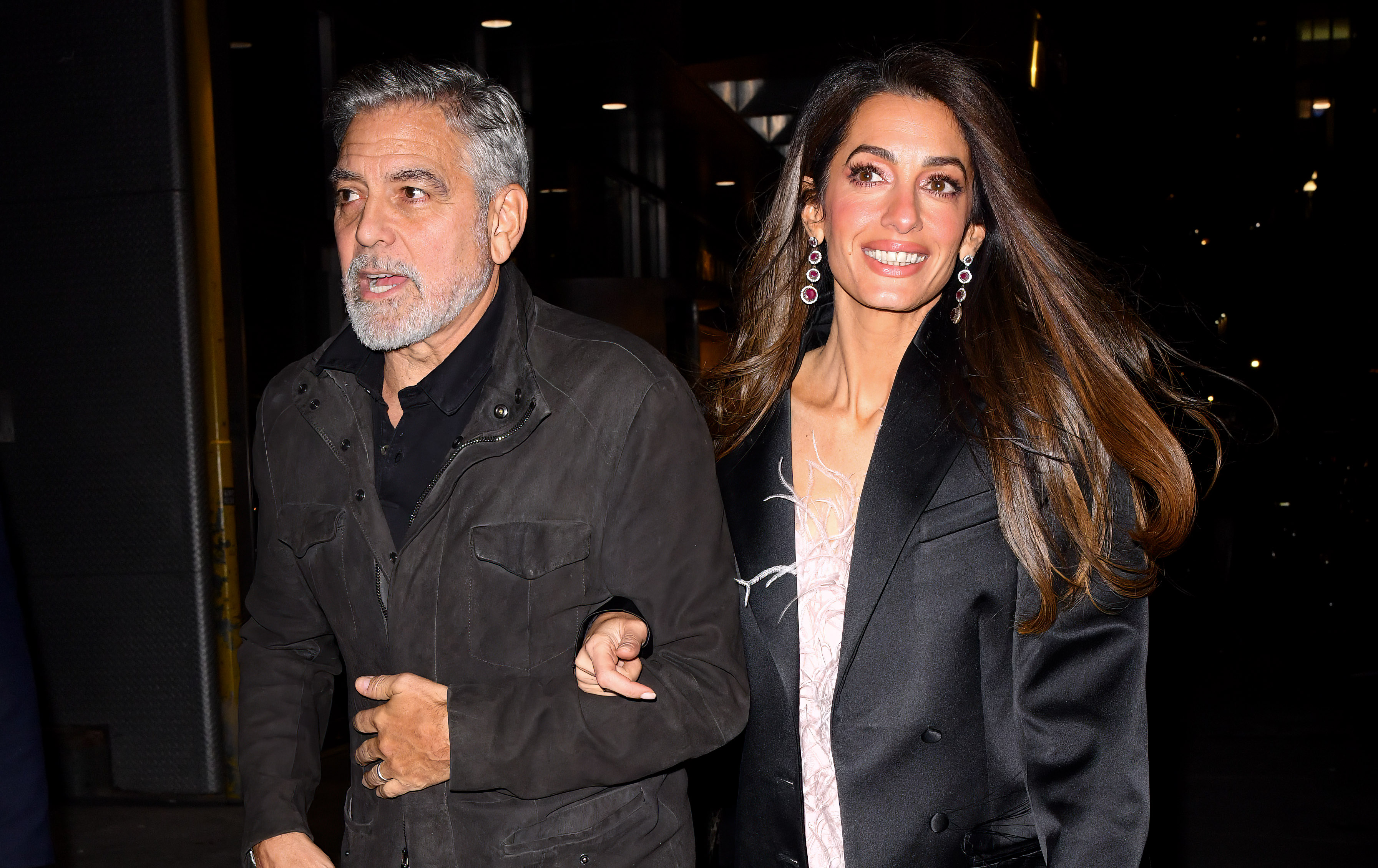 George und Amal Clooney werden am 13. Dezember 2023 in New York City gesichtet | Quelle: Getty Images