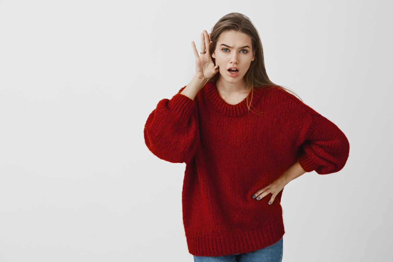 Eine Frau, die lauscht | Quelle: Freepik