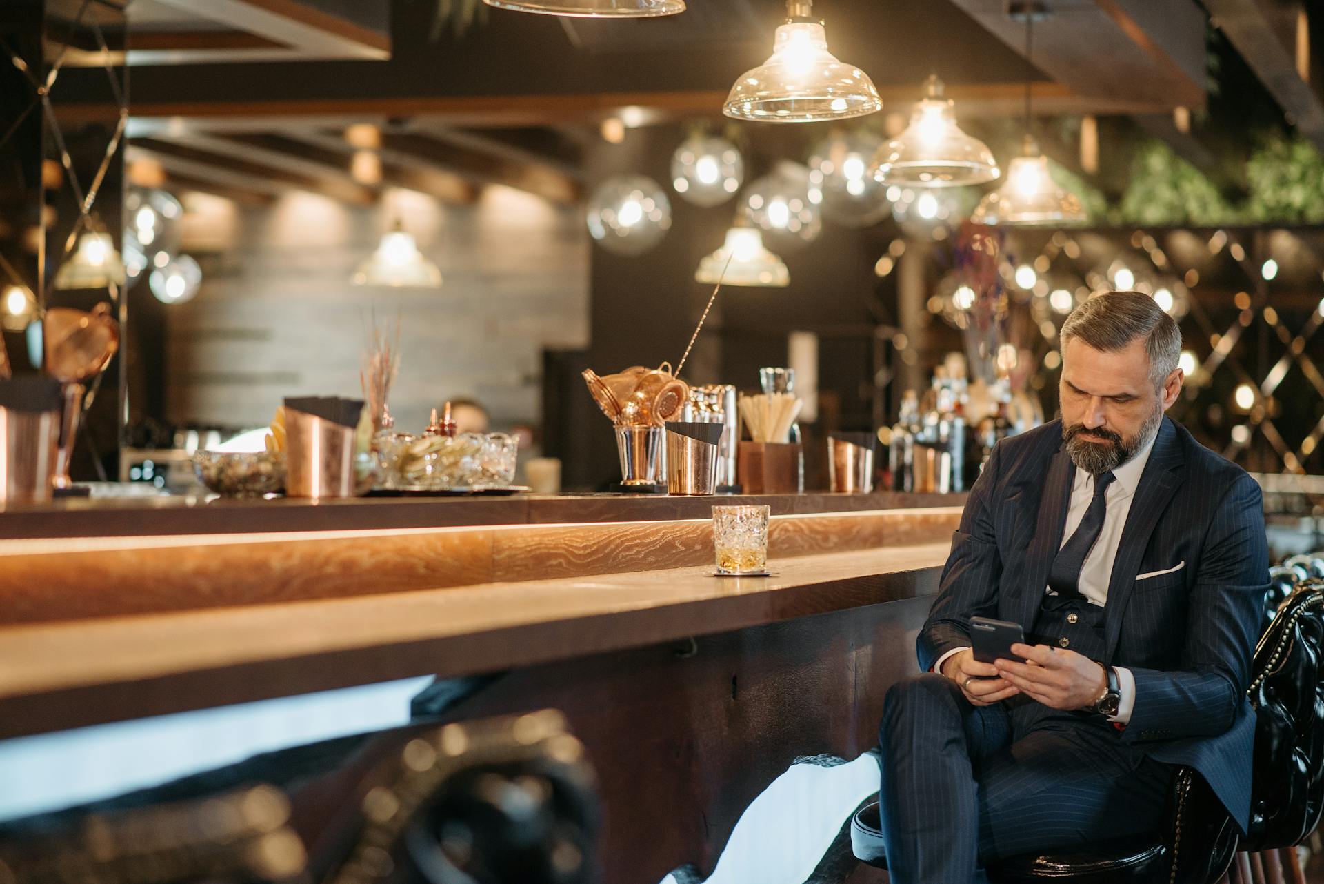 Ein reicher Mann sitzt an einer Bar in einem Country Club | Quelle: Pexels