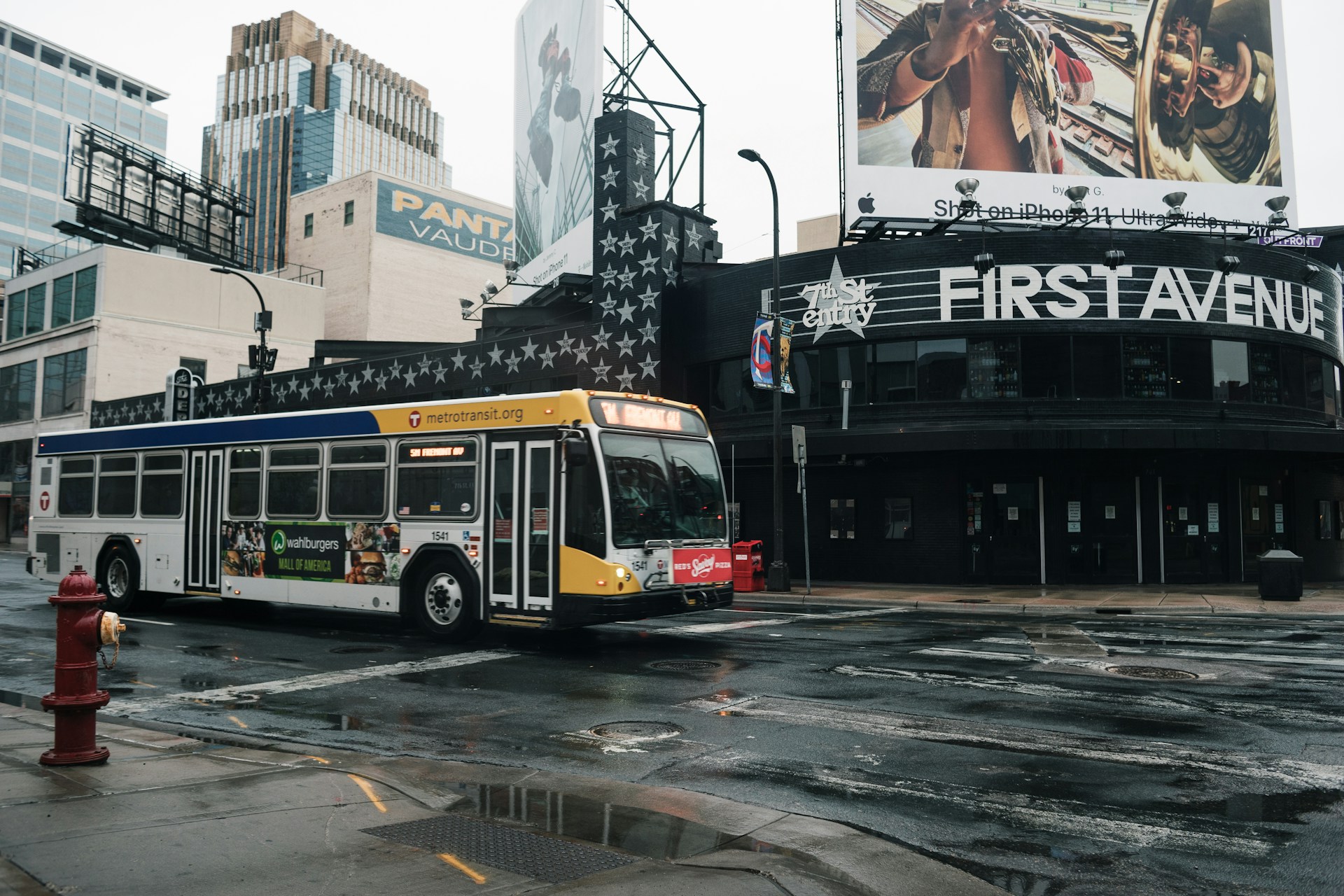 Ein Bus auf der Straße | Quelle: Unsplash