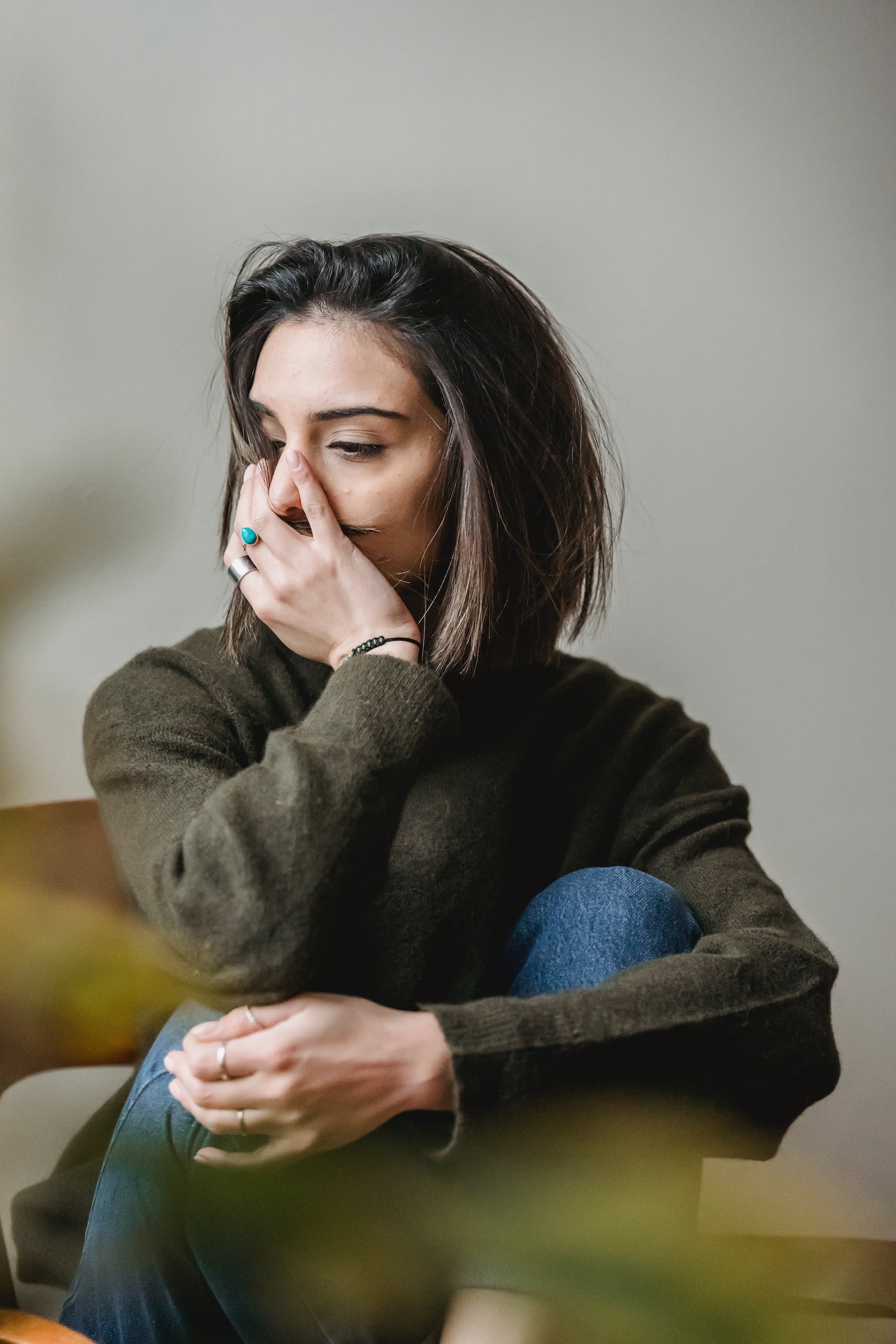 Eine Frau, die ihren Mund mit einer Hand bedeckt | Quelle: Pexels