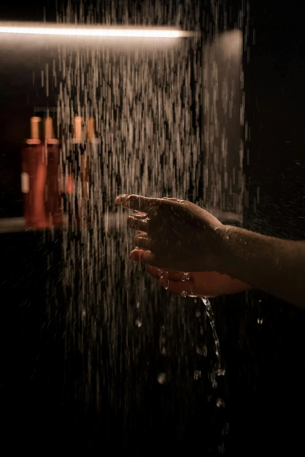 Eine Frau in einer Dusche | Quelle: Pexels